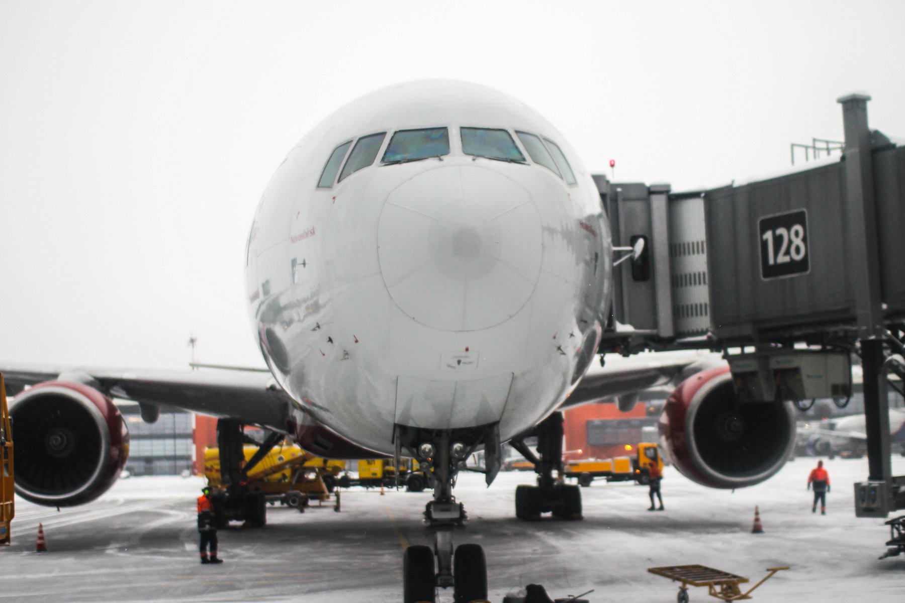 Пассажиров самолета рейса Москва – Калининград эвакуировали из-за возгорания на борту 