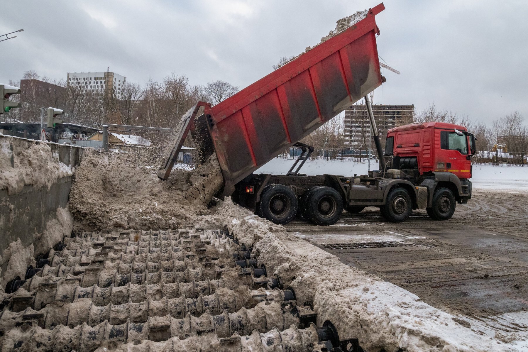 Снегоплавильни Петербурга справляются с утилизацией снега хуже, чем в прошлом году