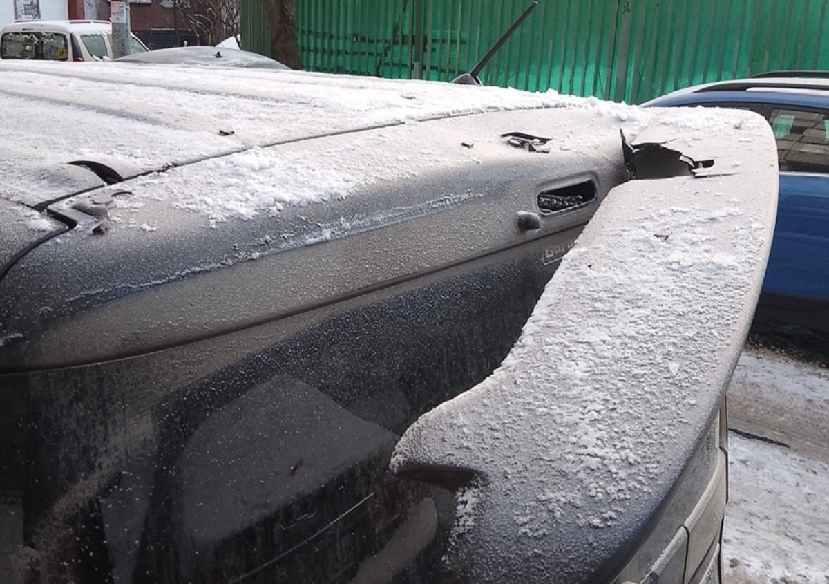 В Москве на припаркованный автомобиль упал кусок замороженного мяса 