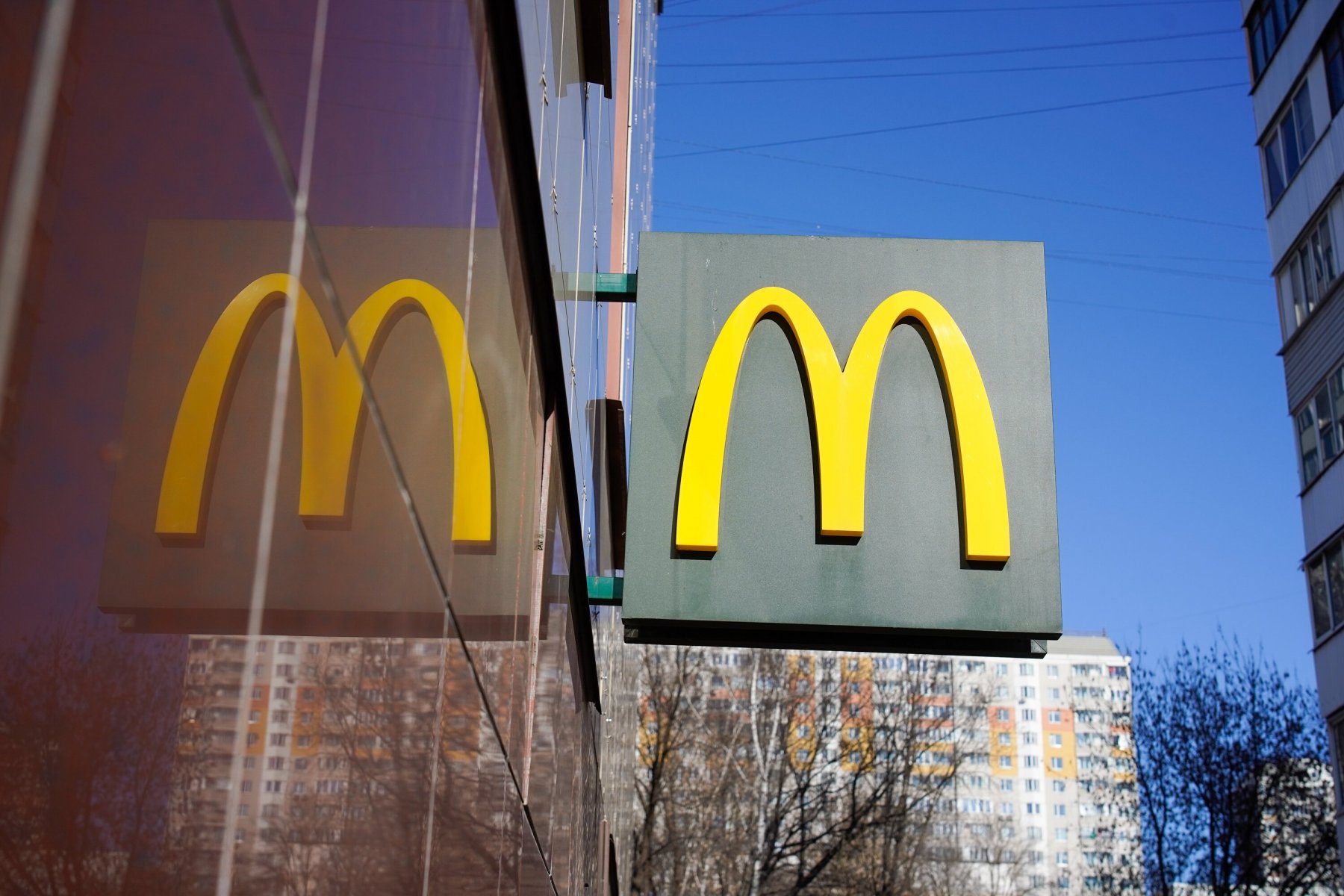 Во Франции посетители ресторанов McDonald’s воруют многоразовую посуду 