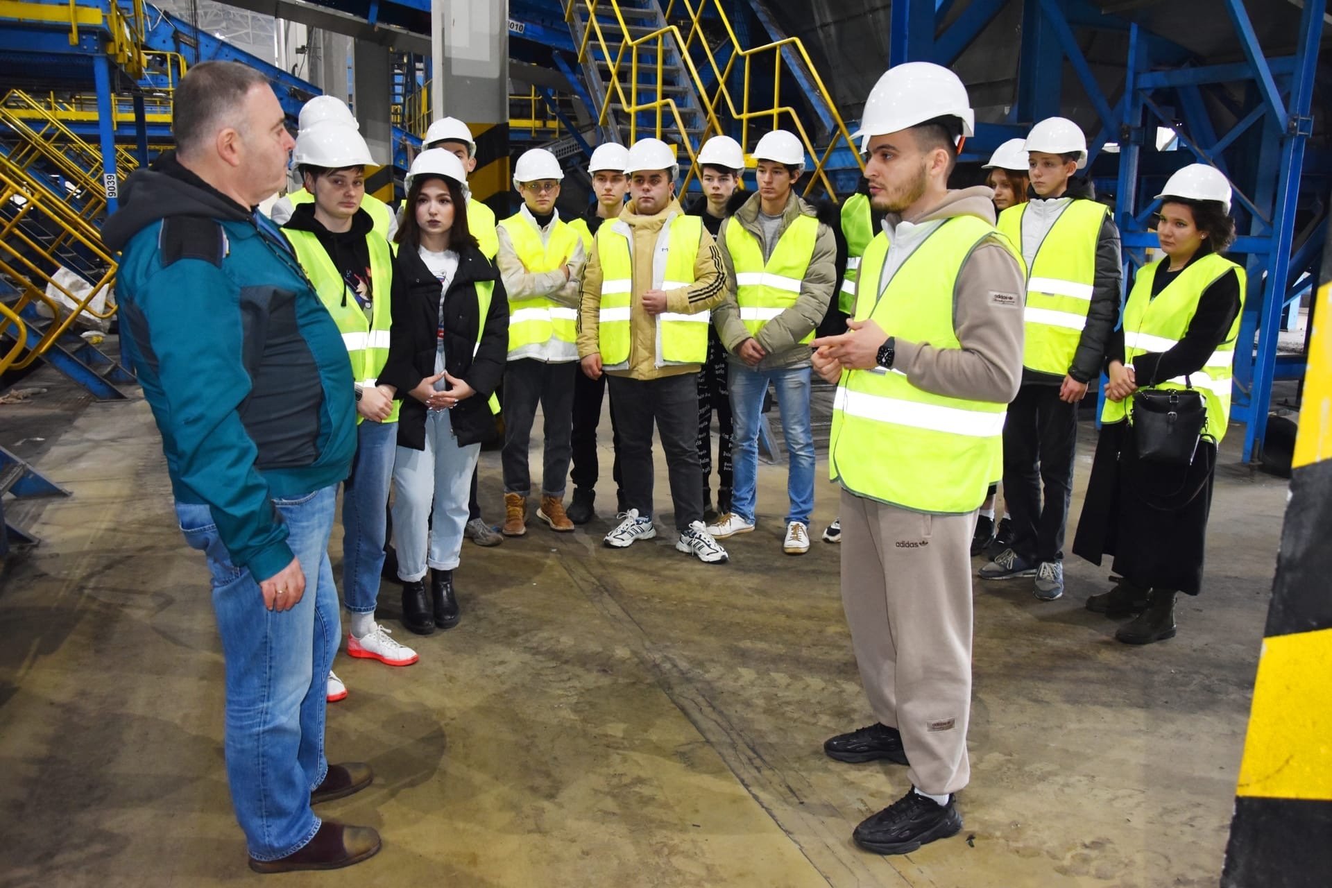 Студенты «Рошальского техникума» с экскурсией посетили комплекс по переработке отходов «Прогресс»
