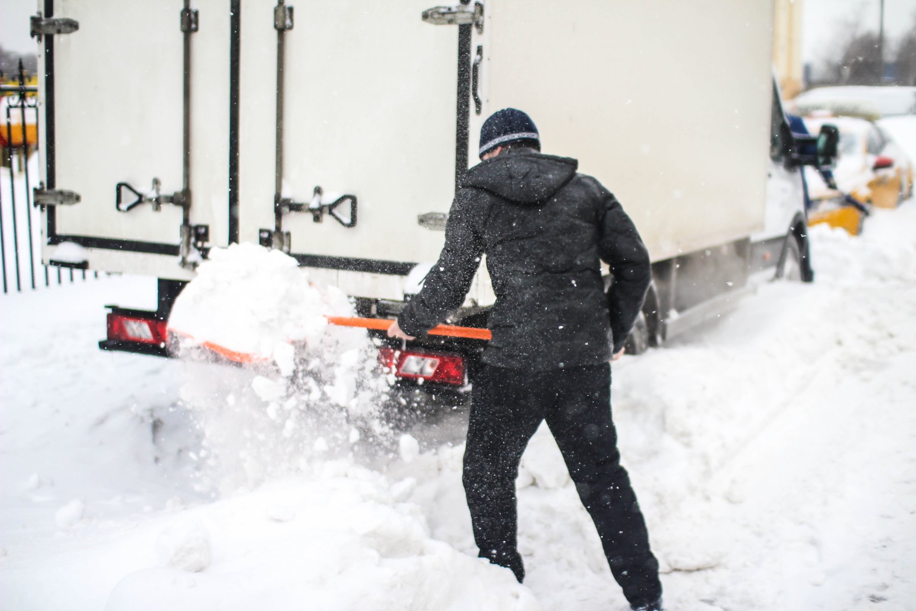 Петербургские коммунальщики продолжают сваливать грязный снег на газоны