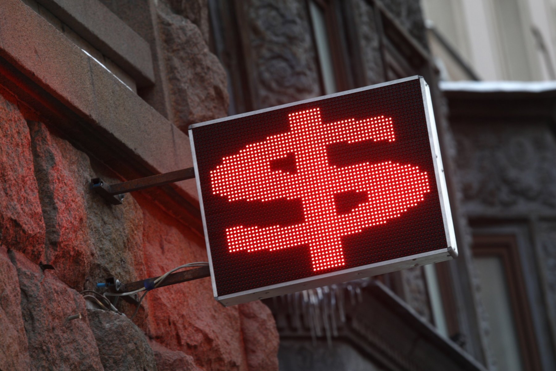 Экономист рассказал, почему курс доллара упал ниже 68 рублей