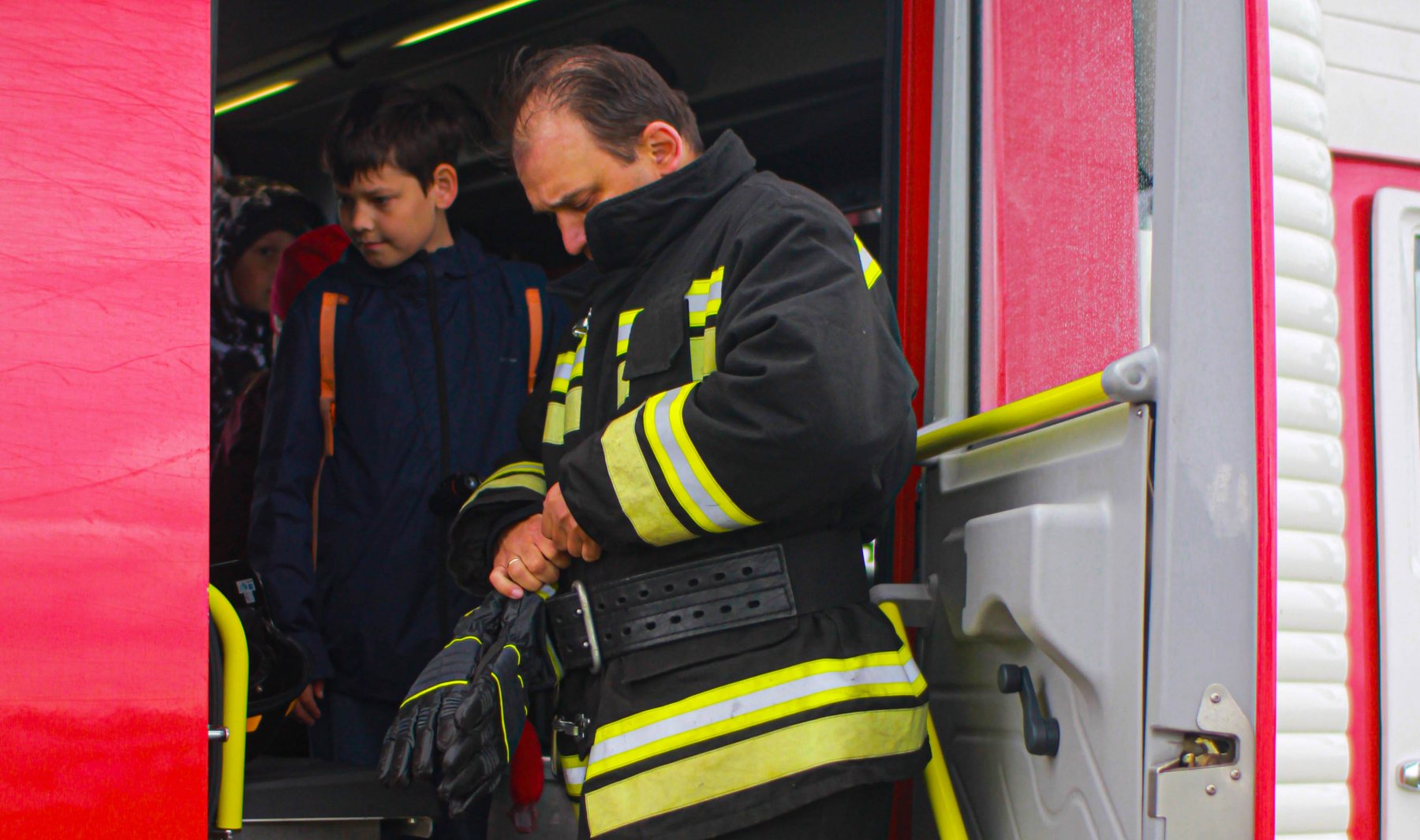 Пожарные не смогли попасть на территорию якобы заминированной школы в Химках