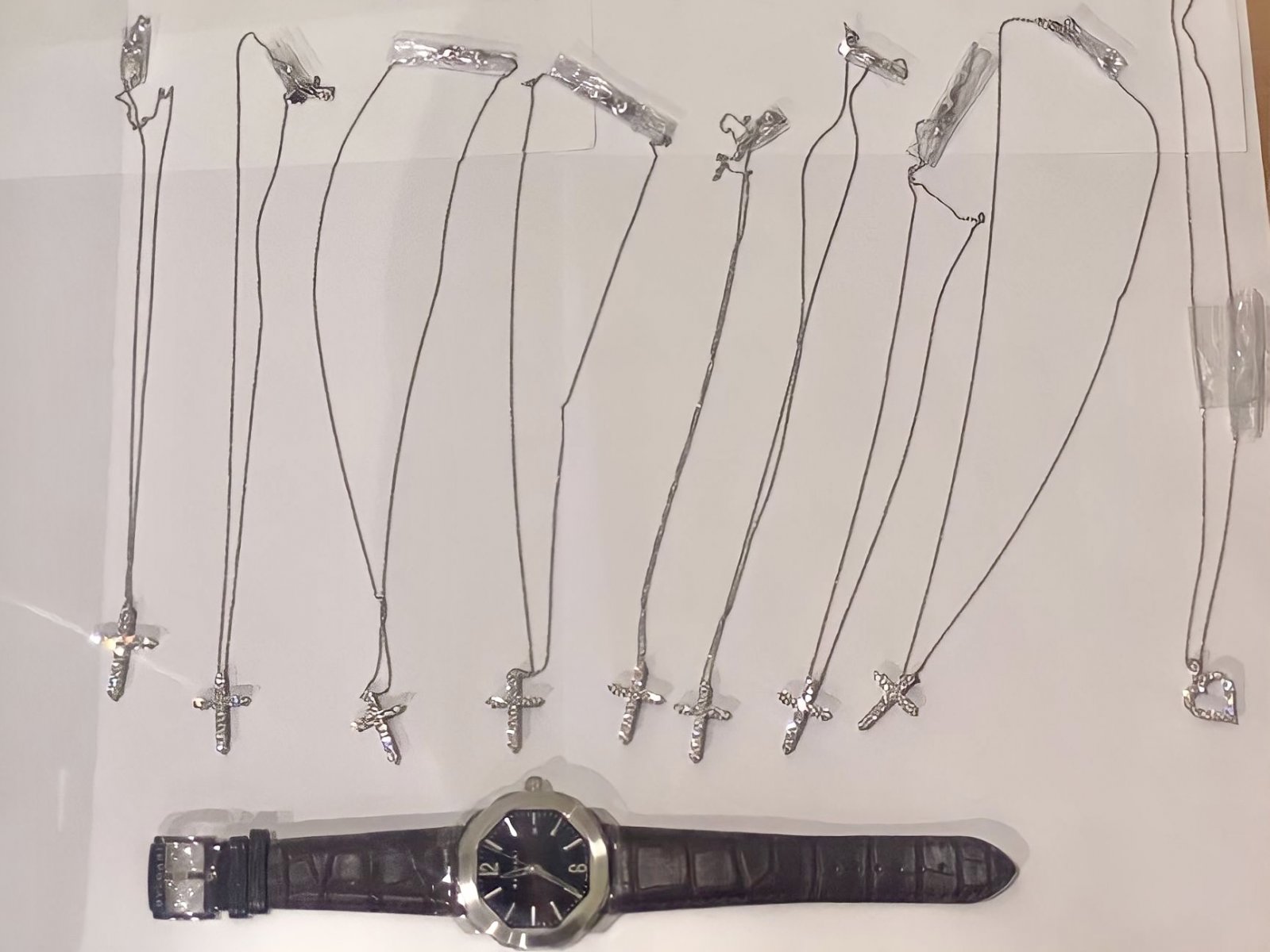 Пассажирка из Дубая пыталась провезти драгоценные кресты и часы на 13 млн рублей