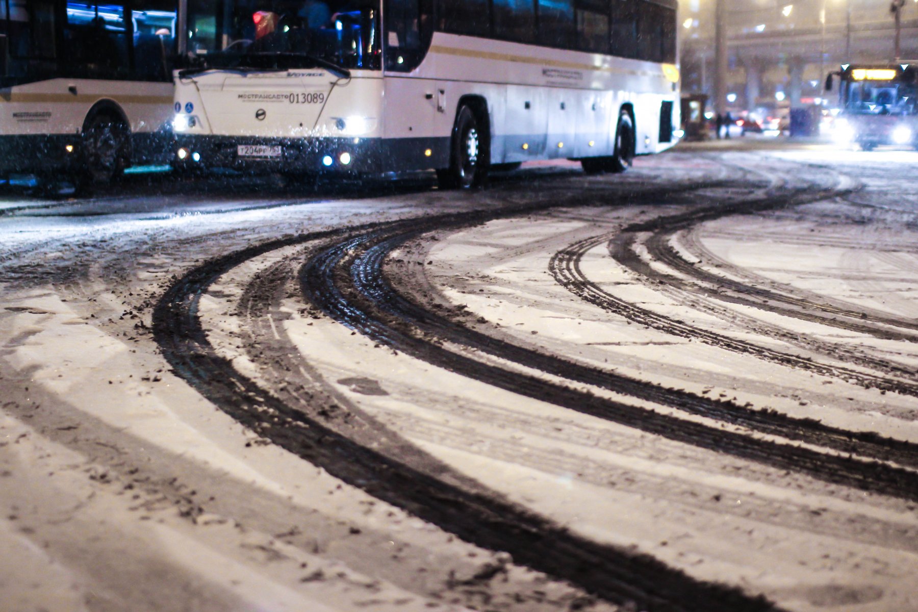 Дороги подмосковья сейчас. Гололед на дороге. Гололед на дороге картинки. Отбить лед на дороге. Погода в Москве сегодня фото.