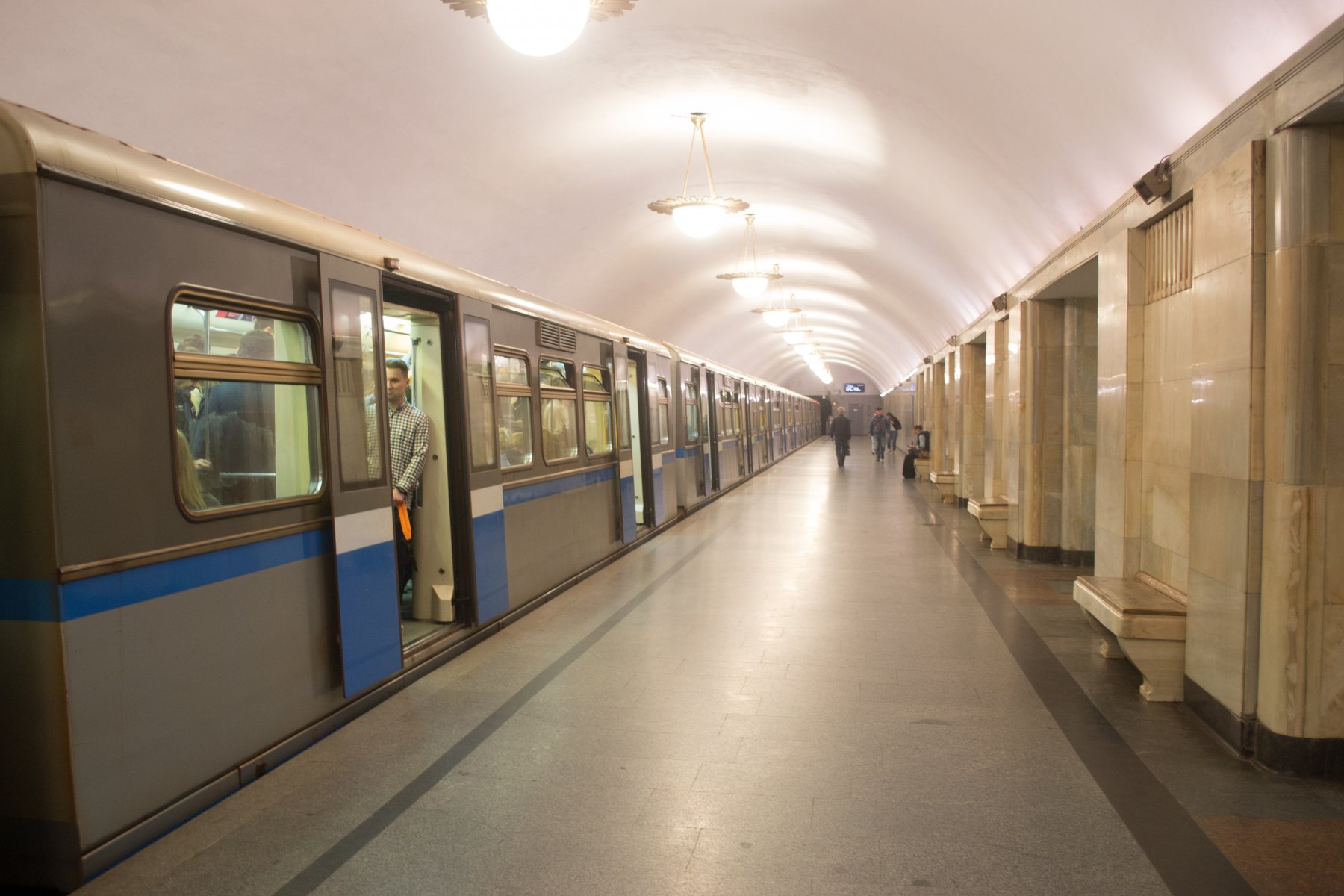На станции «Внуково» Солнцевской линии идет отделка стен гранитными плитами 