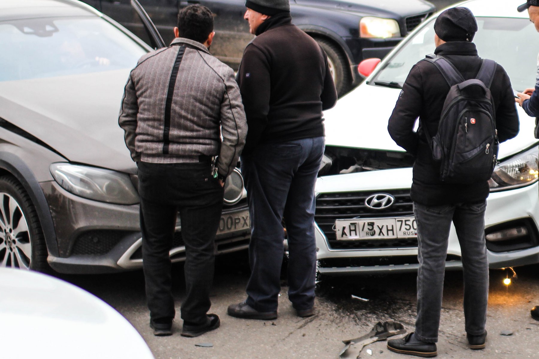 Сразу 23 автомобиля столкнулись на обледеневшей трассе в Ставрополье