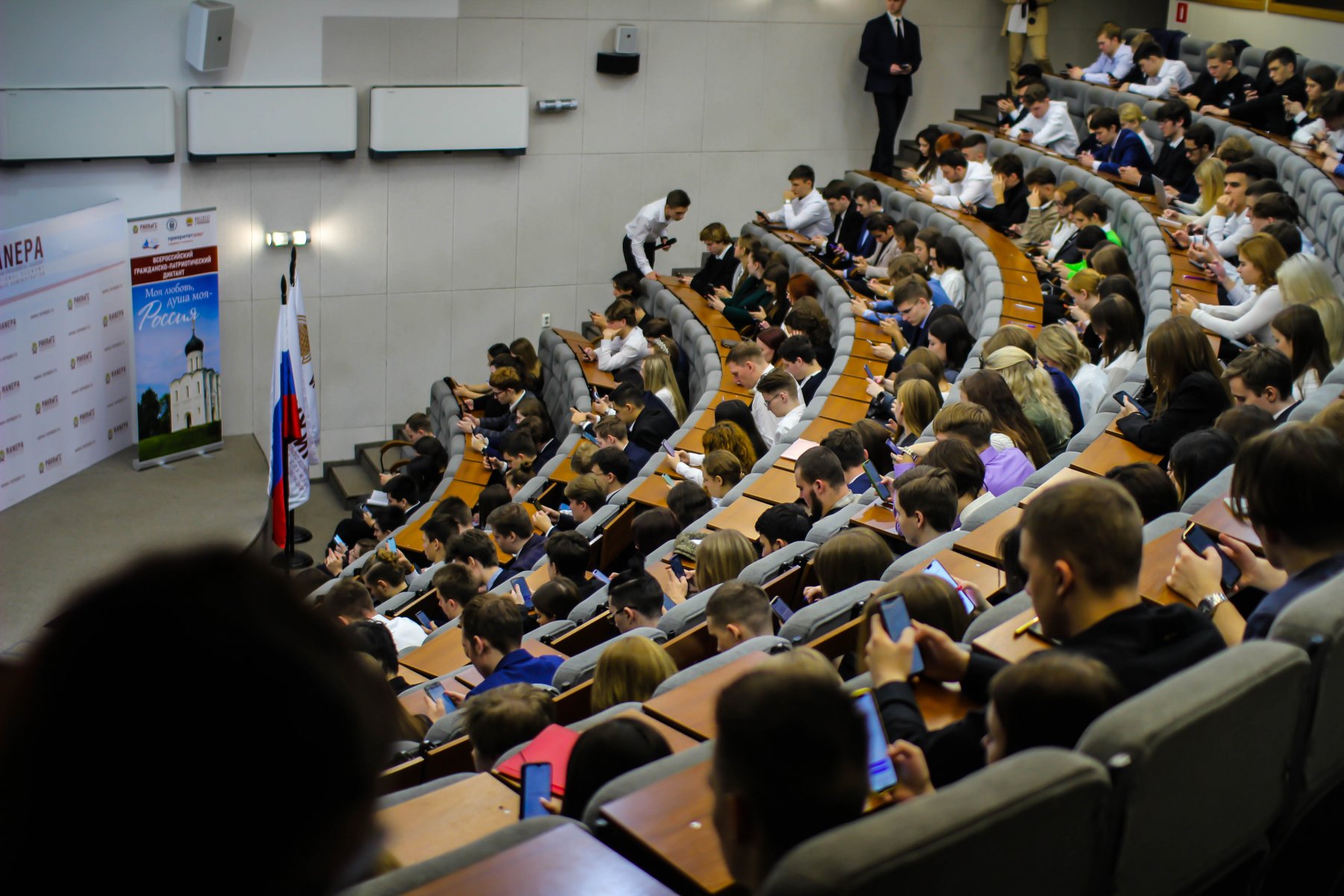 Какие специальности наиболее популярны среди выпускников вузов Москвы?