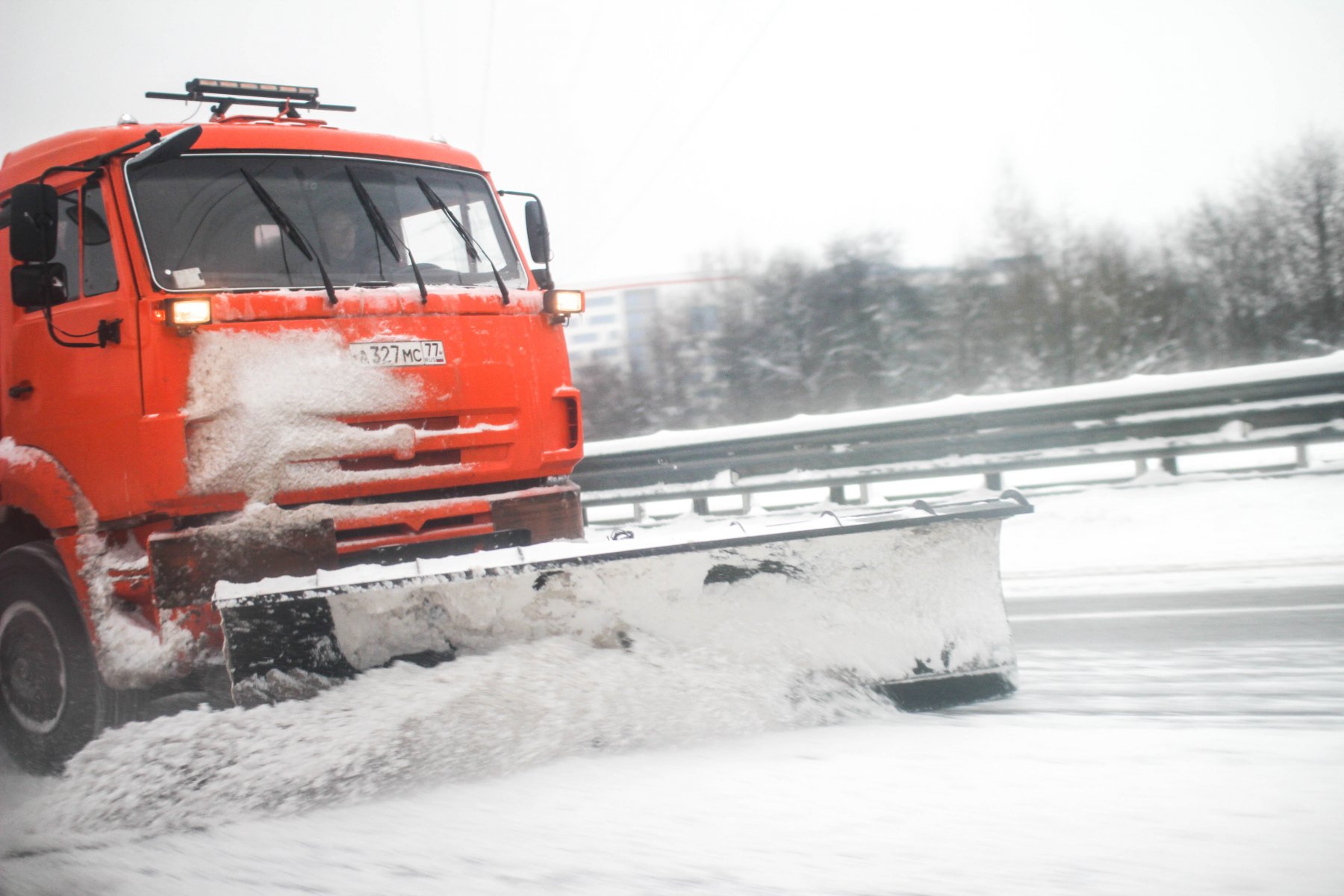 На дорогах Подмосковья работают около 2 тысяч снегоуборочных машин