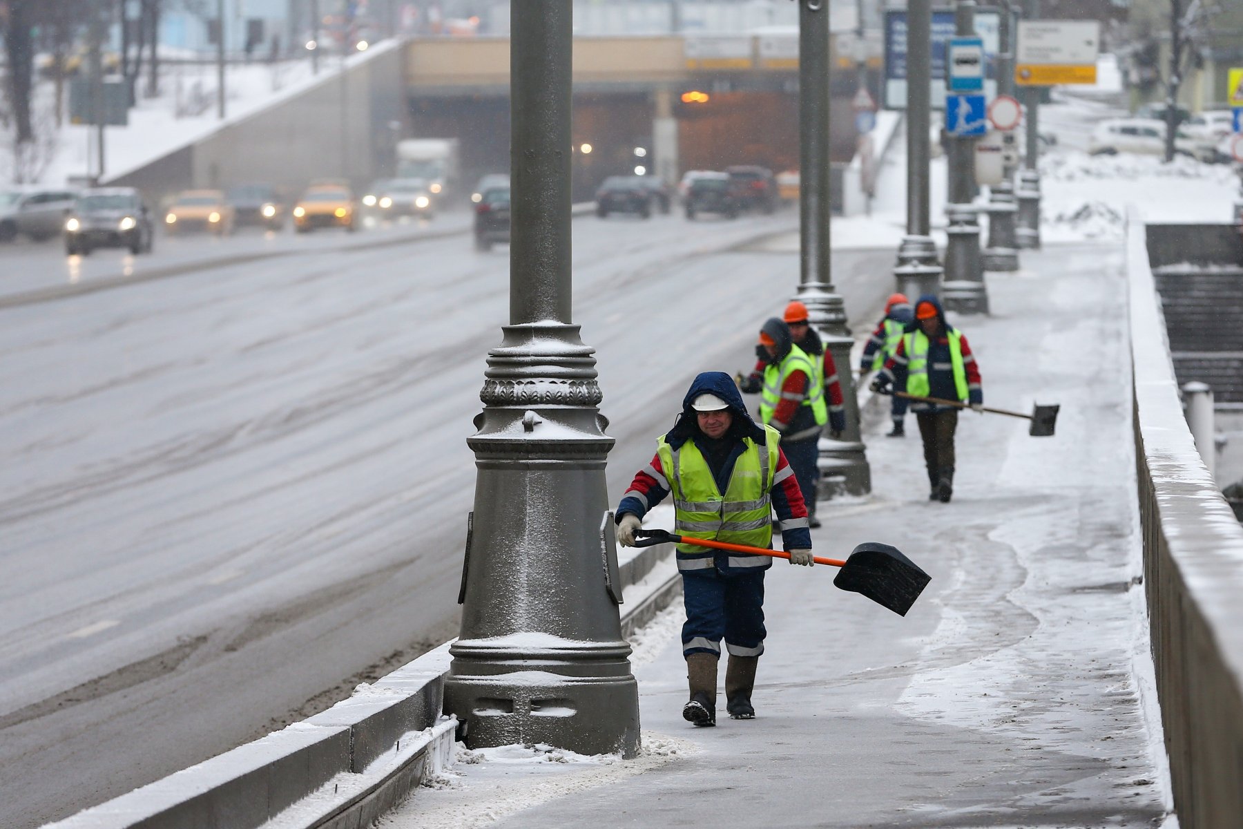 Свыше 3 тысяч дорожных рабочих ликвидируют последствия снегопада в Подмосковье