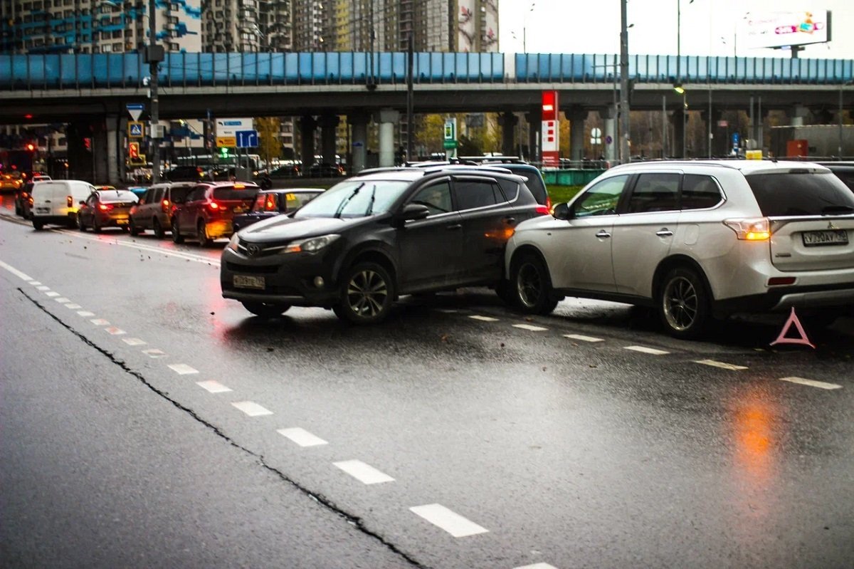 На Киевском шоссе произошло массовое столкновение автомобилей 