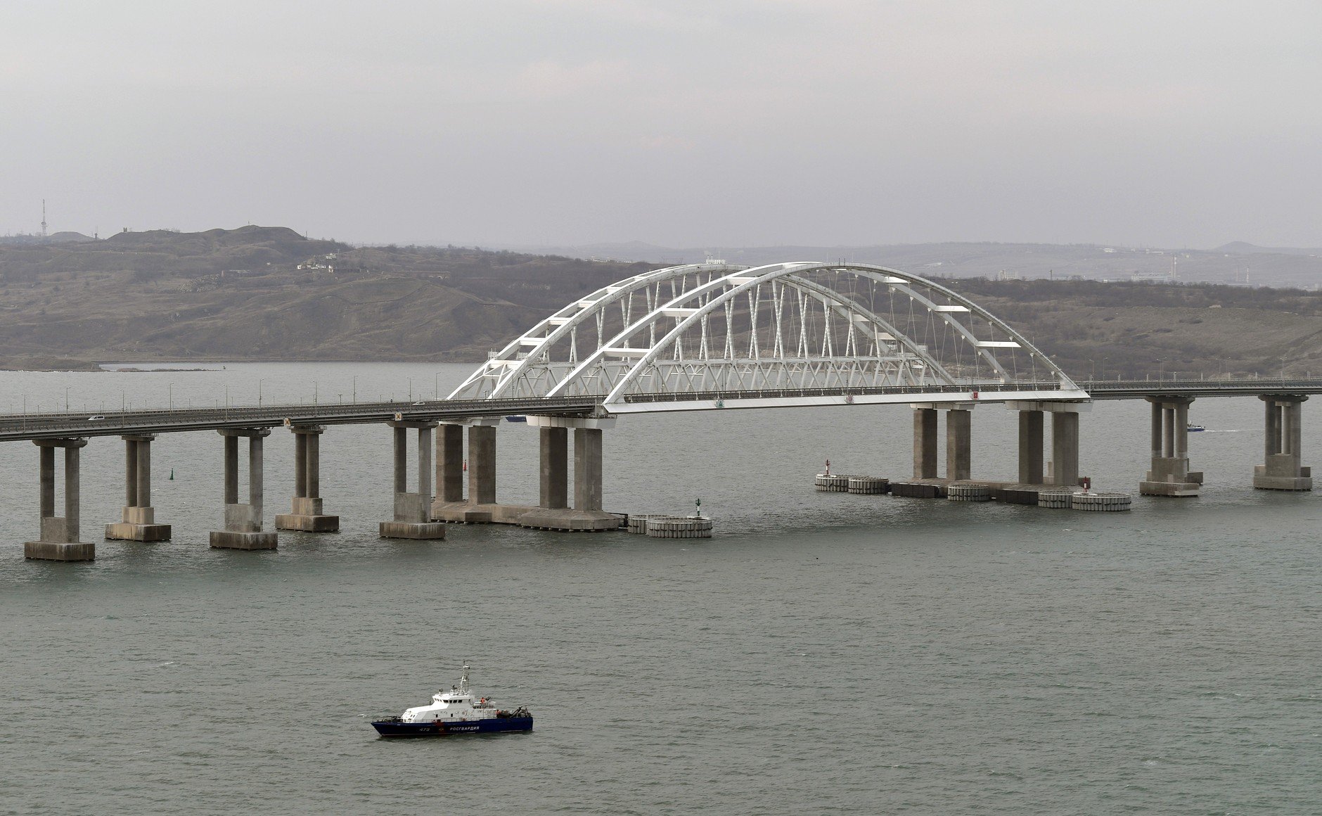 ДТП с тремя легковушками парализовало движение на Крымском мосту   