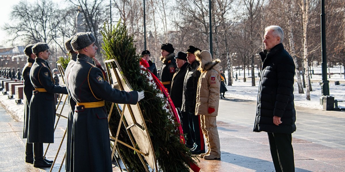 Цветы к Могиле Неизвестного Солдата возложил Сергей Собянин
