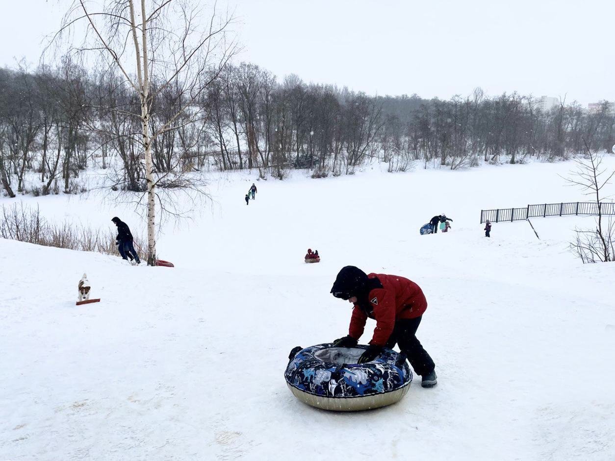 Жителям Московской области напомнили о правилах безопасности во время катания со снежных горок 