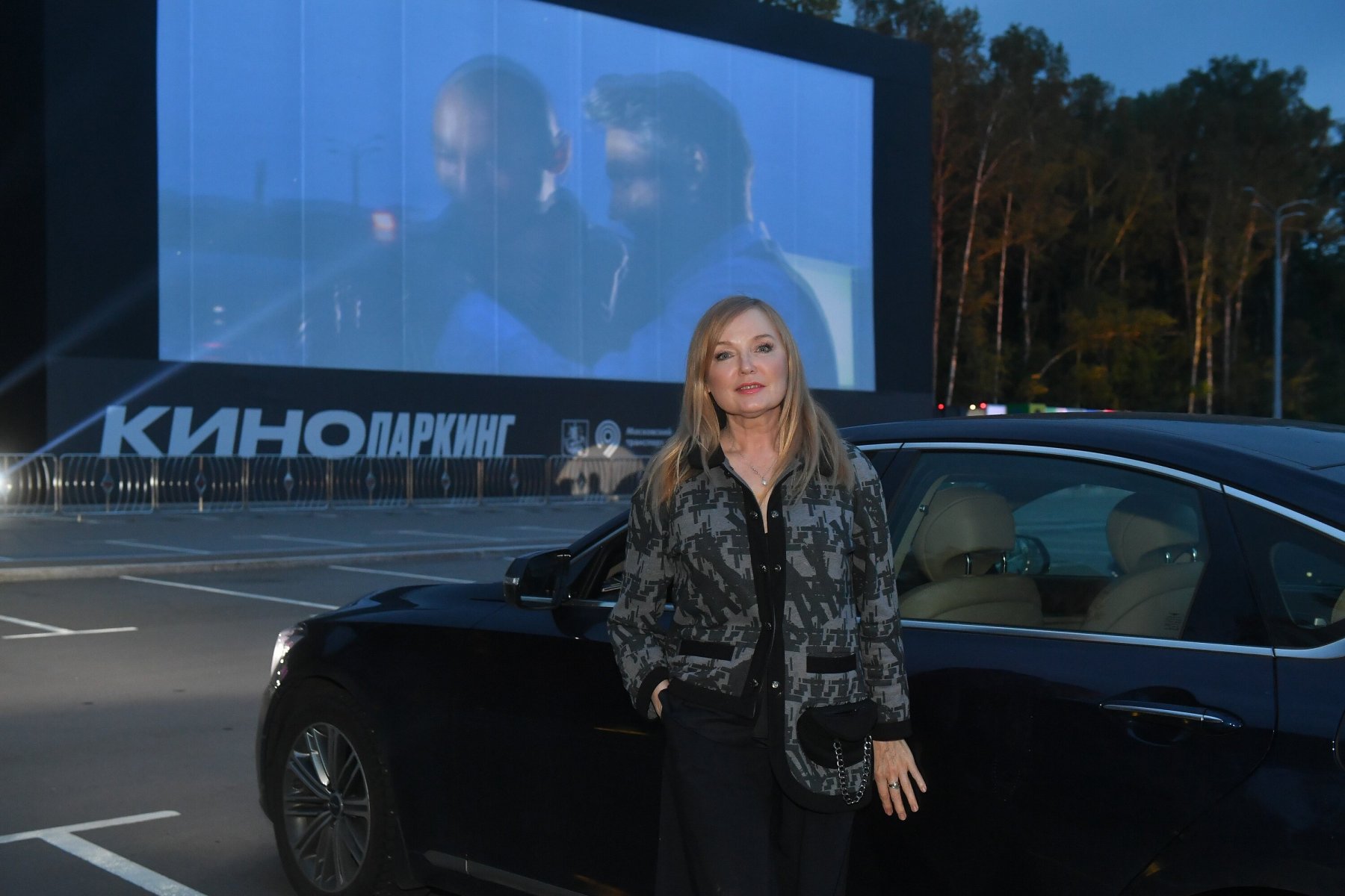 Автомобиль телеведущей Ларисы Вербицкой столкнулся с КамАЗом в Москве