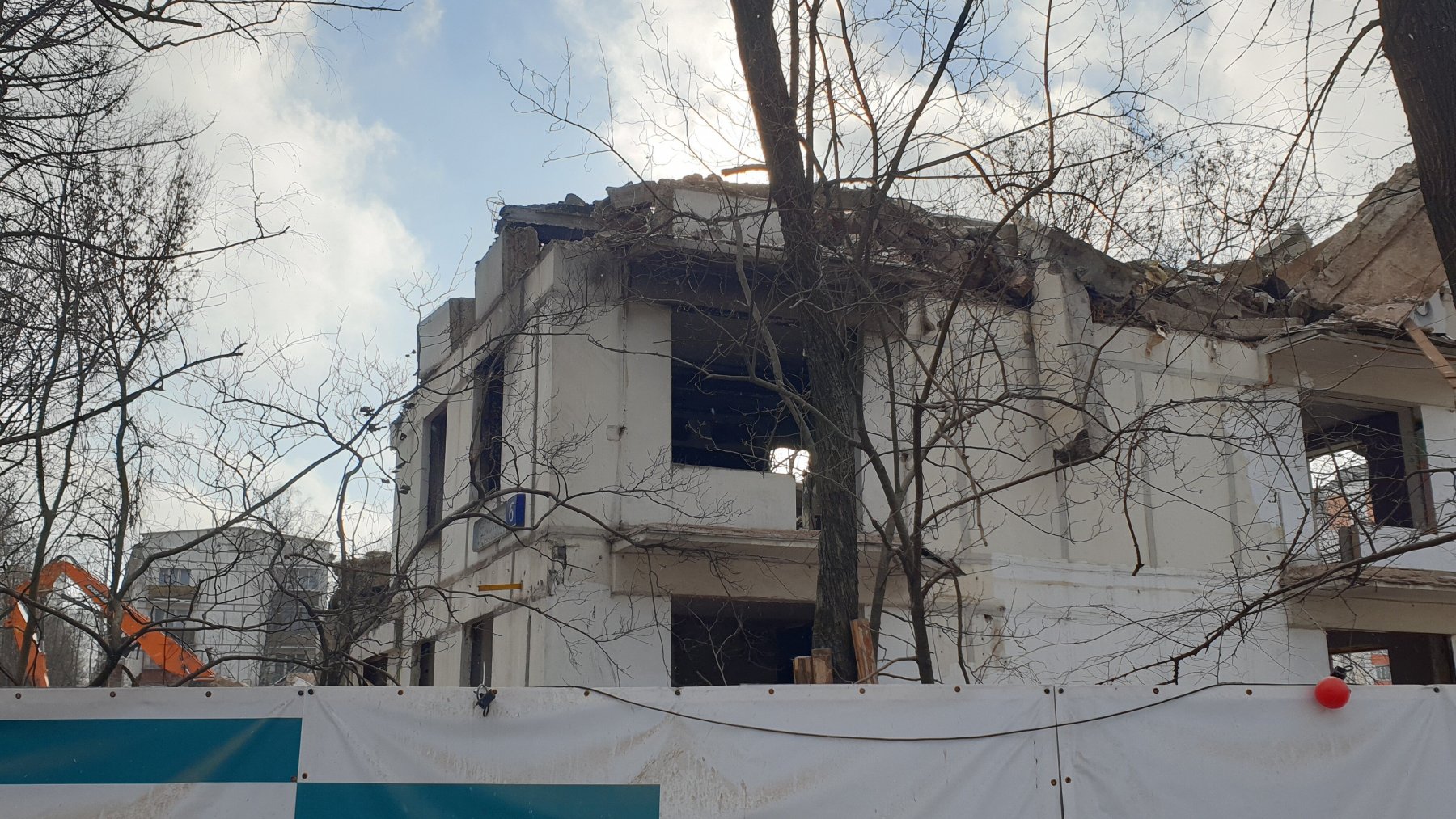Сносимые по программе реновации дома в Москве будут охранять с дубинками