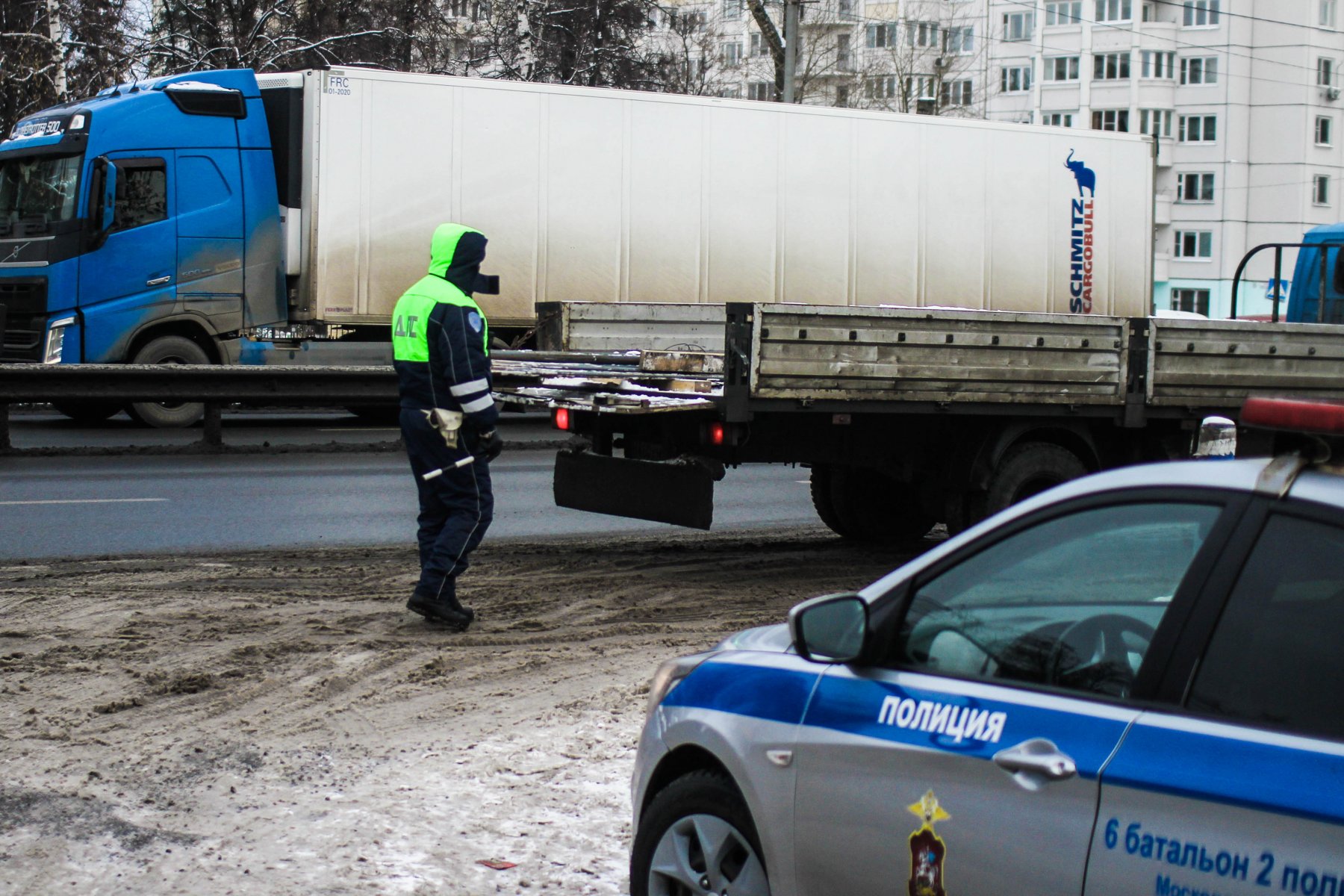Жителей Москвы просят быть осторожнее на дорогах из-за непогоды