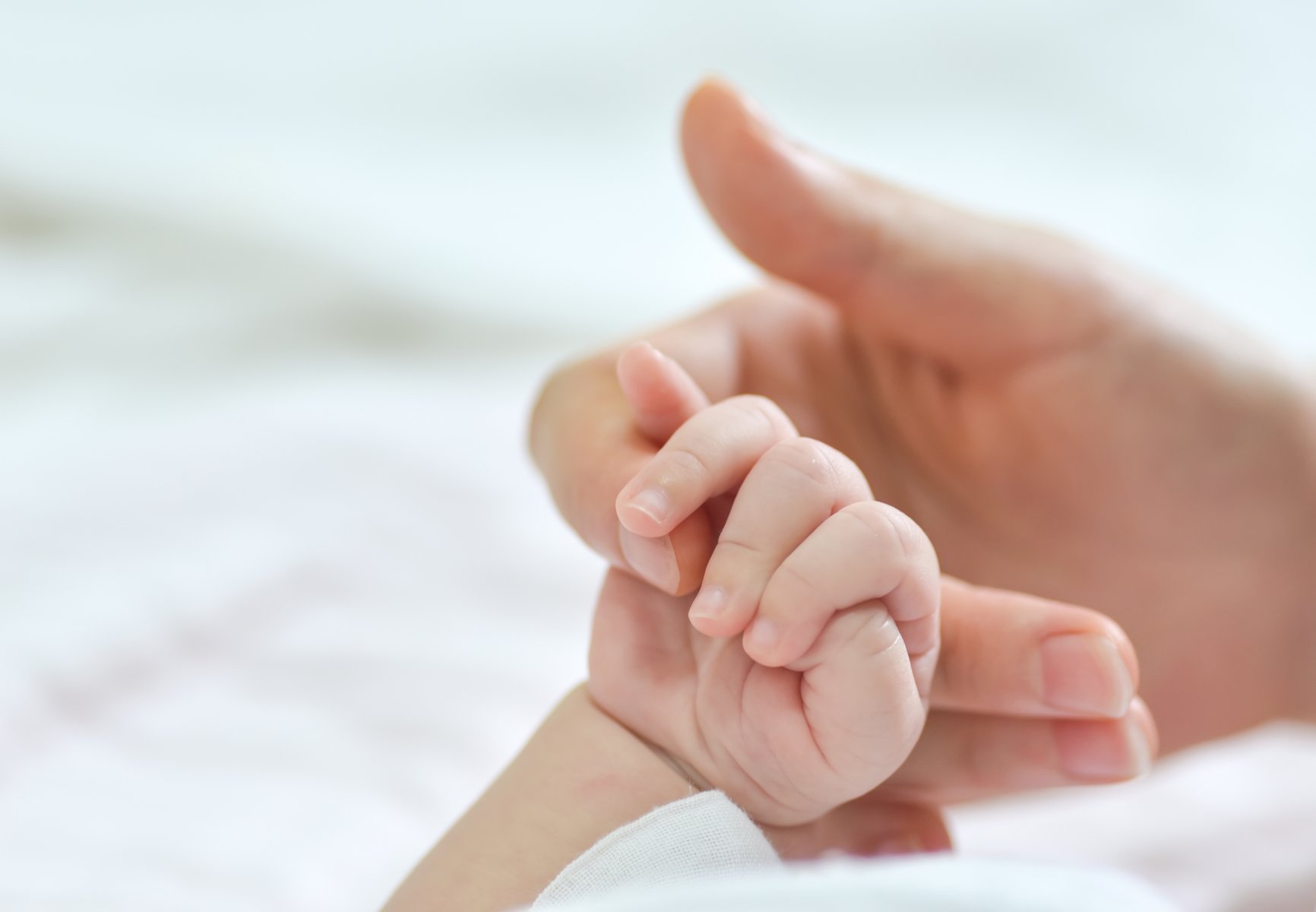Подмосковные хирурги удалили на руке новорожденного шестой палец