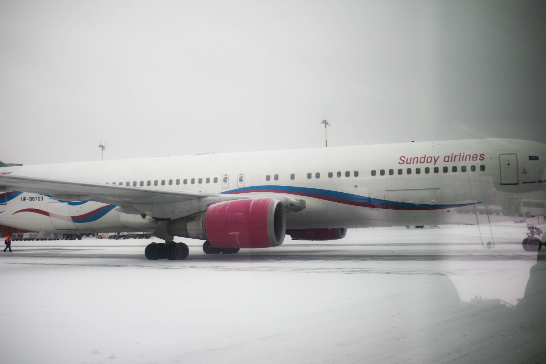 Самолет выкатился за пределы взлетно-посадочной полосы в казанском аэропорту
