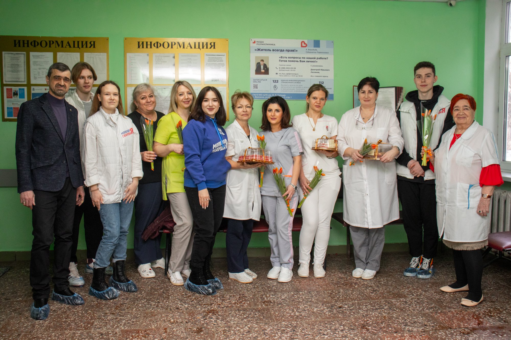 Представители подмосковной «Молодой Гвардии Единой России» в городском округе Фрязино поздравили врачей с 8 марта