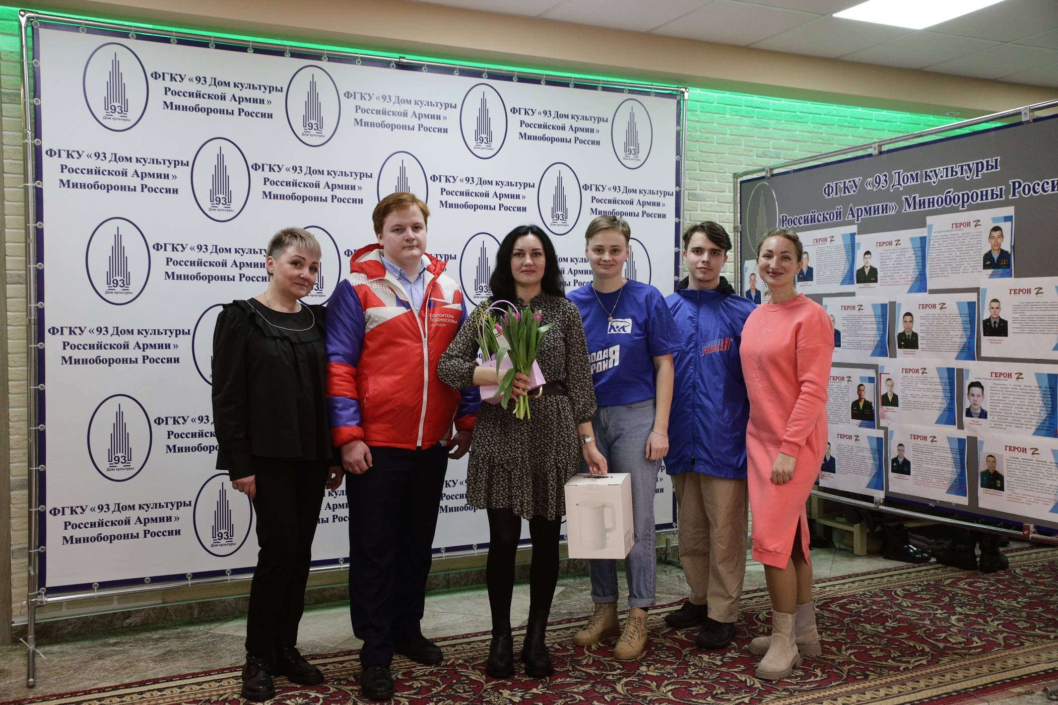 Подмосковные молодогвардейцы поздравили жен участников СВО в Богородском городском округе