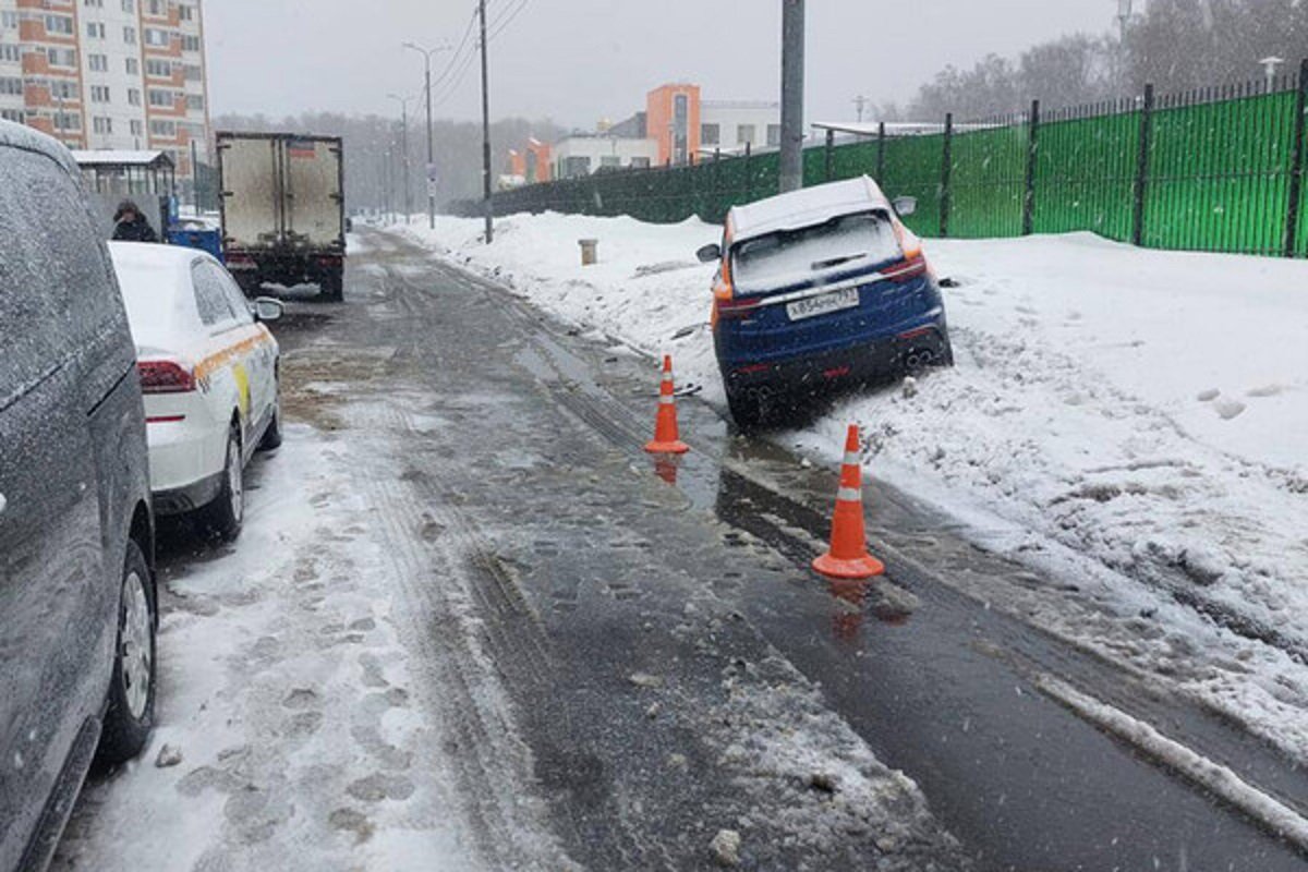В Москве подросток влетел в столб на арендованной машине 