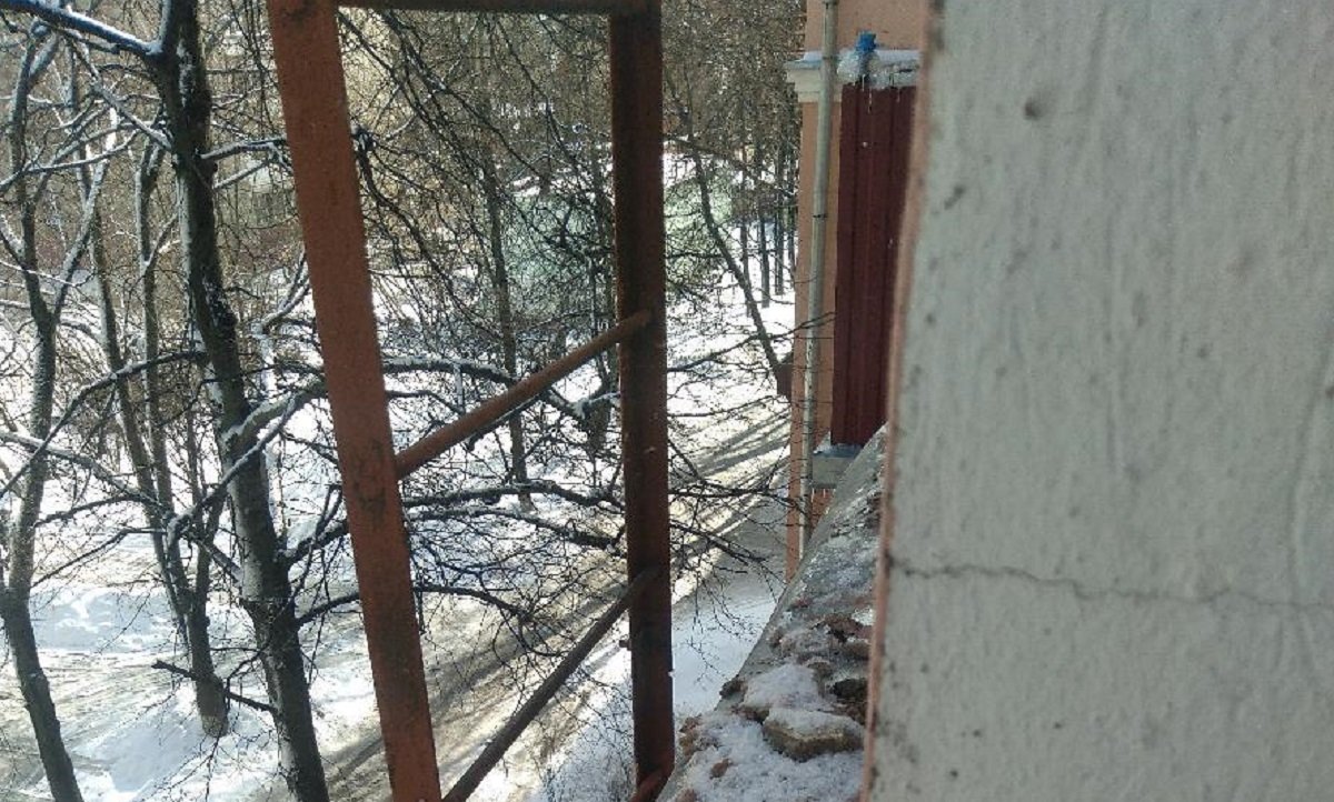 Дыра в стене пятиэтажки в Люберцах не дает покоя жильцам 