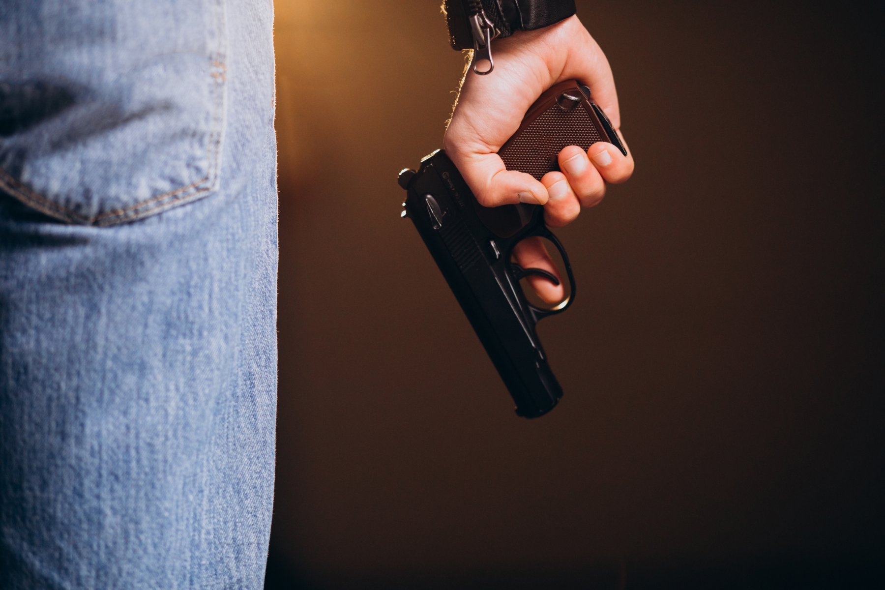 В Химках мужчина угрожал пистолетом школьнику, севшему на лавочку у подъезда