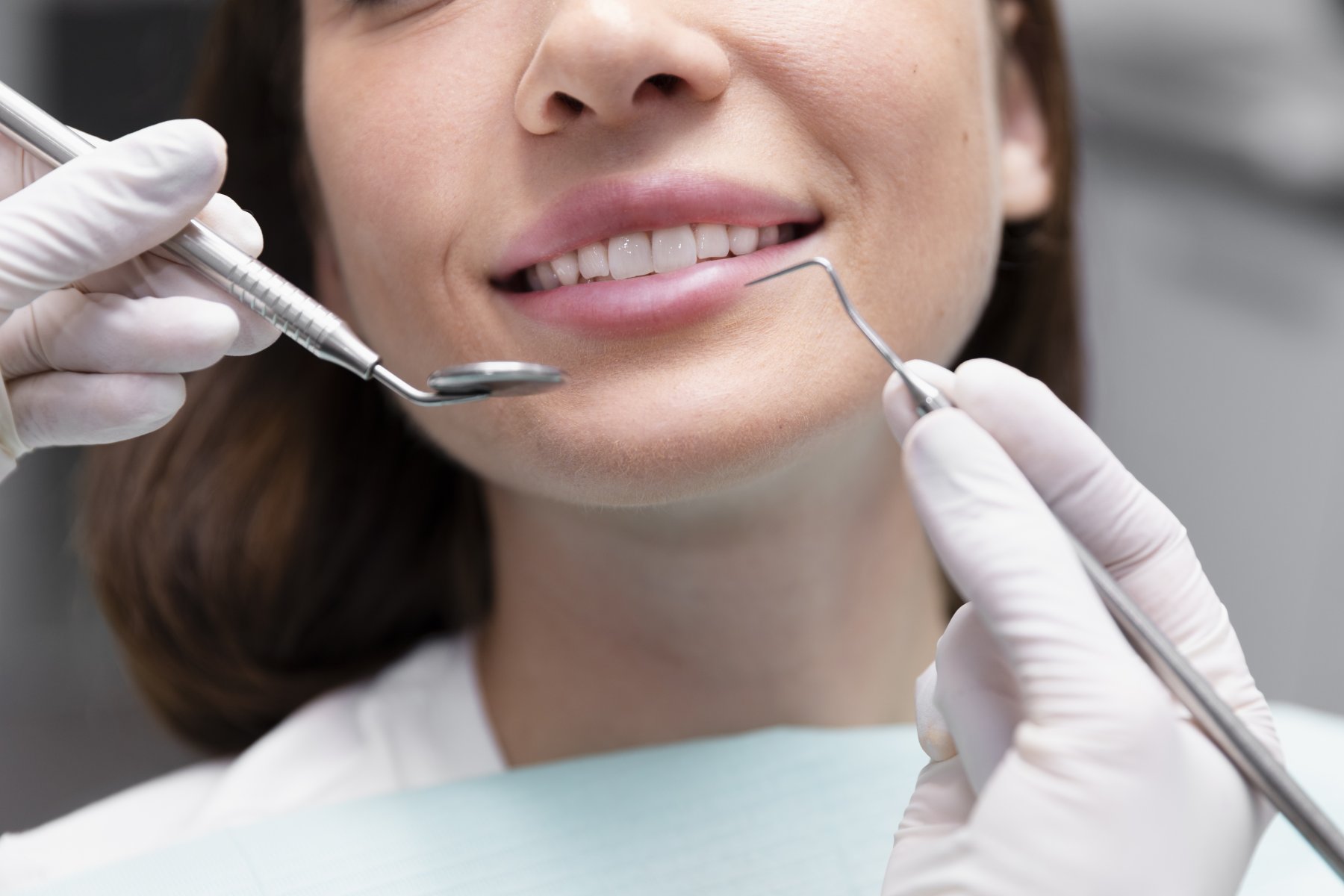 Стоматолог рассказал, как правильно отбеливать зубы в домашних условиях