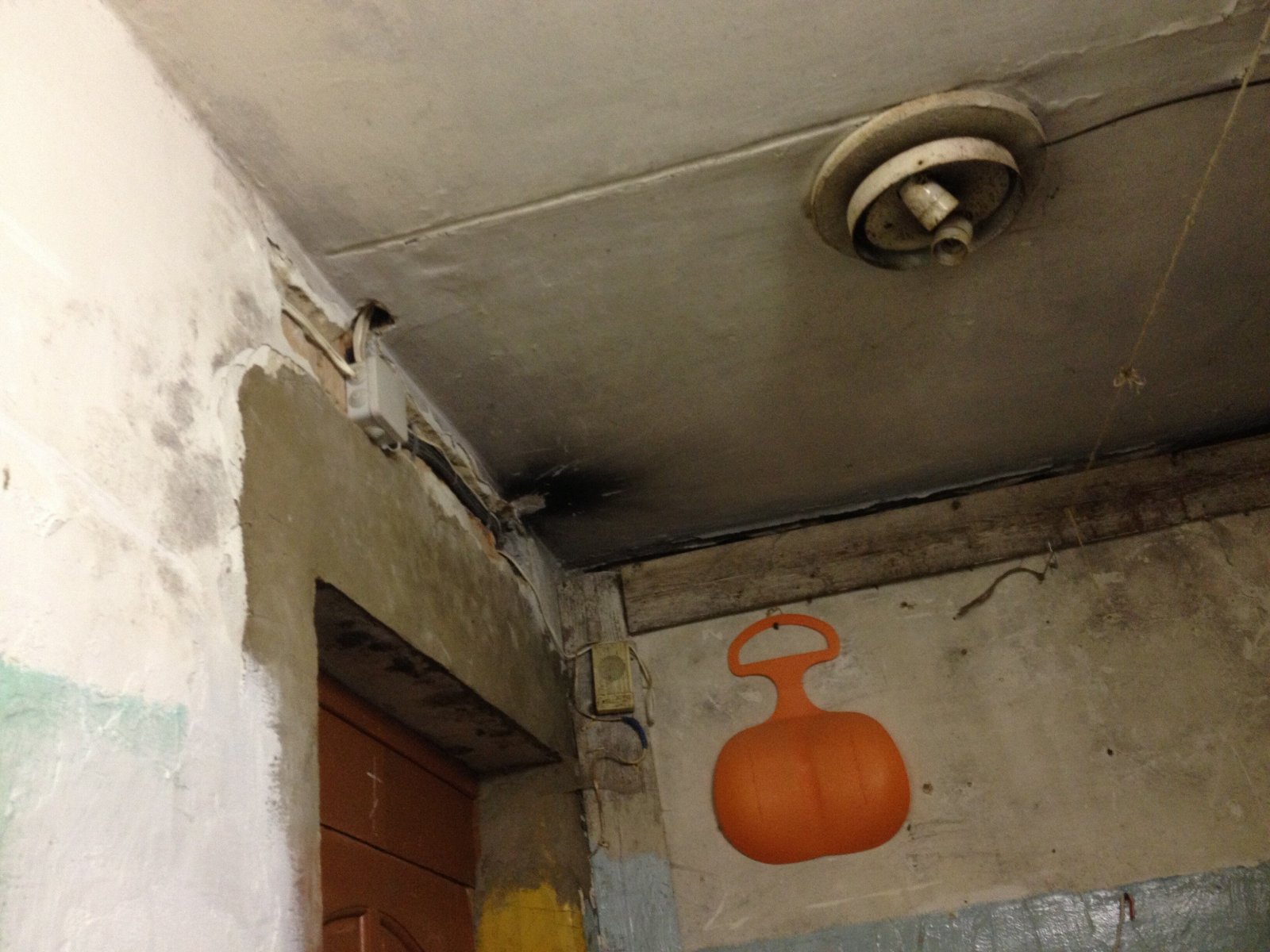 В Нахабино жители трехэтажки два года жалуются на протекающую крышу и мокрые стены 