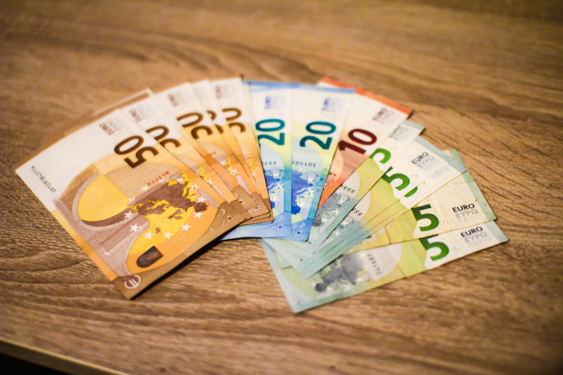 Экономист прокомментировал рост курса евро до 83 рублей