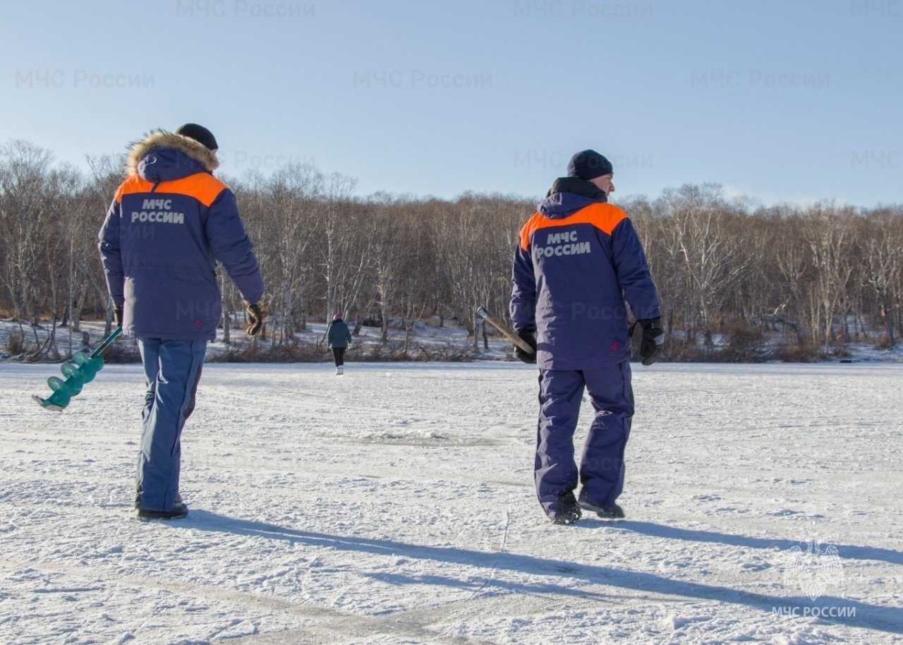 Камчатский пожарный спас 10-летнюю девочку, которую унесло в море на льдине