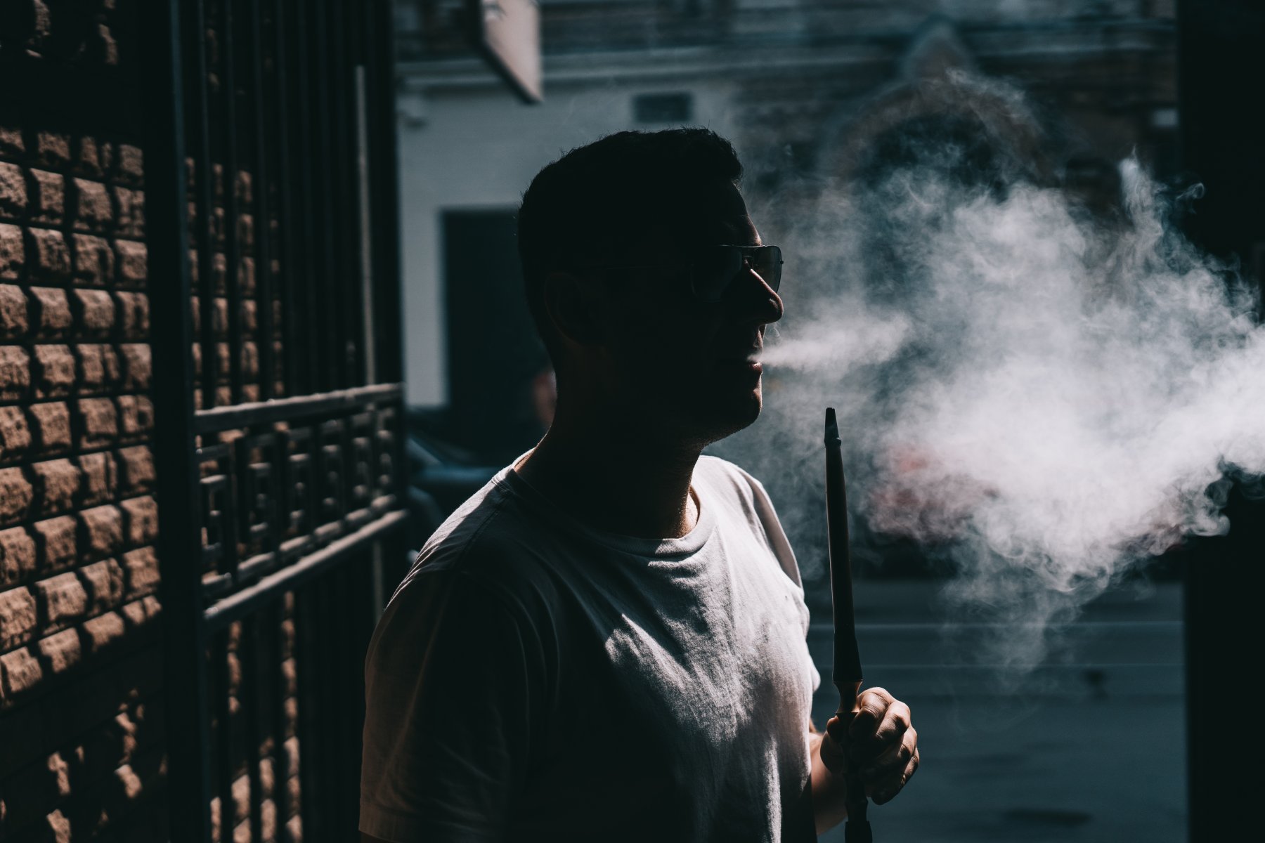 Нарколог объяснил, чем опасно курение кальяна