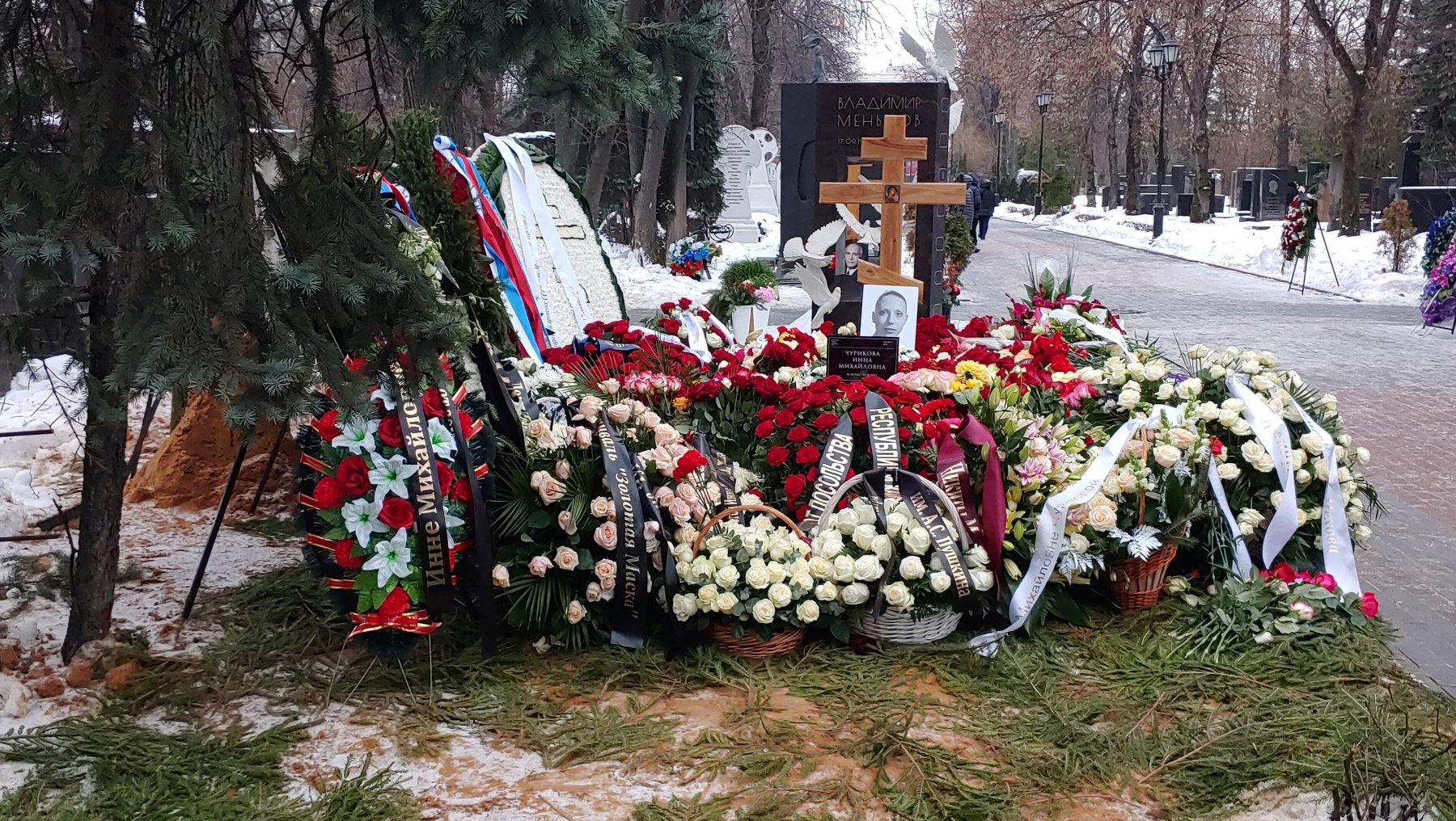 В Подмосковье проводится подготовка кладбищ к дням массового посещения