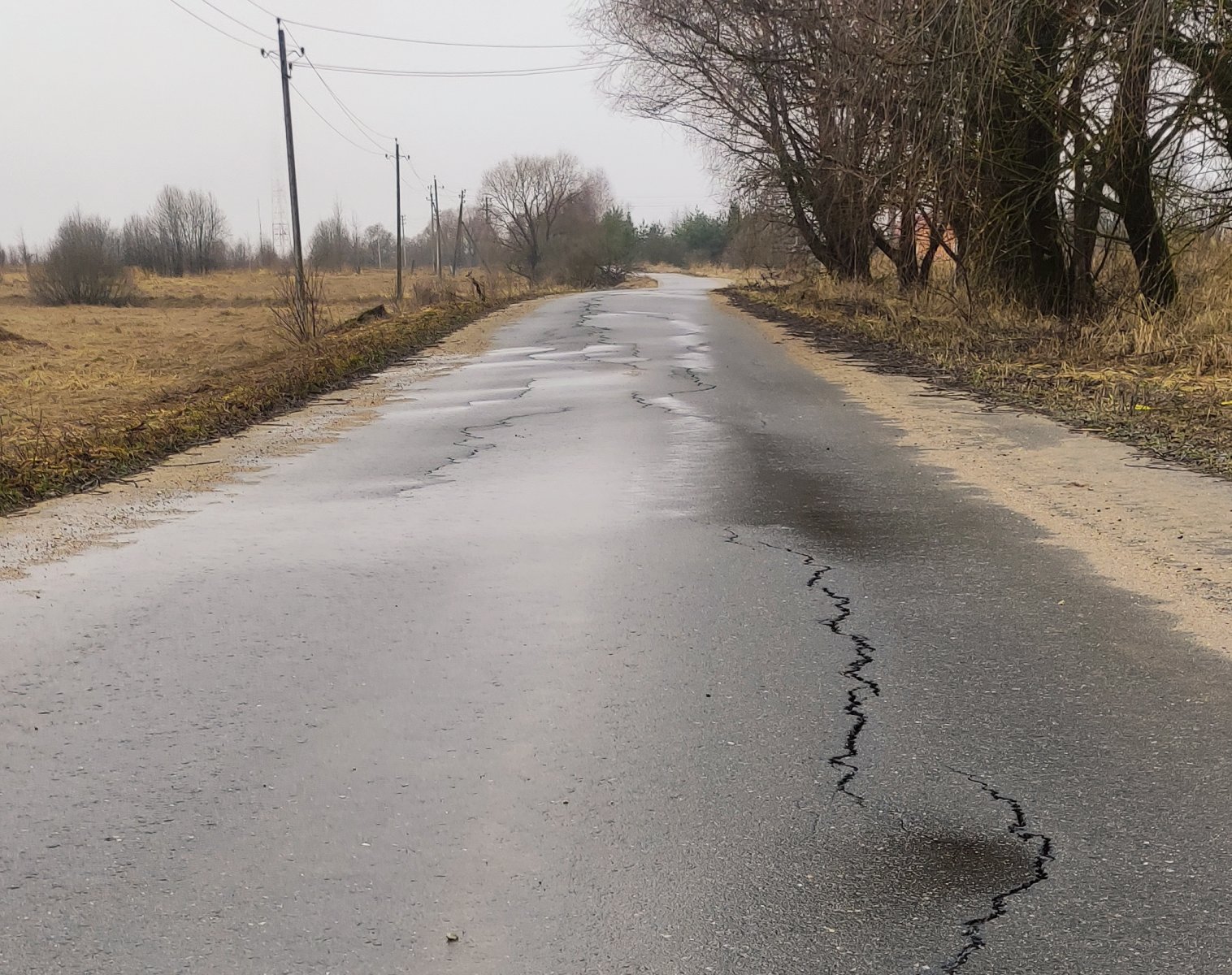 Бюджетные деньги на ветер: дорога за 10 млн рублей к деревне Крылатки в Можайске разваливается на глазах