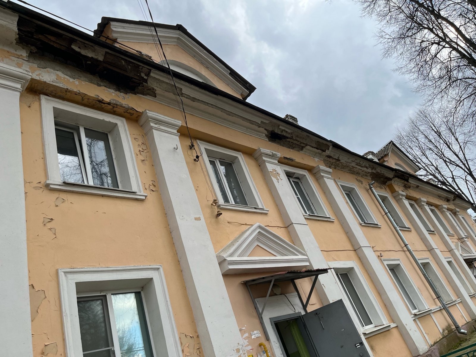 Жильцы двухэтажки в Чехове три года жалуются на разрушающийся фасад и крышу