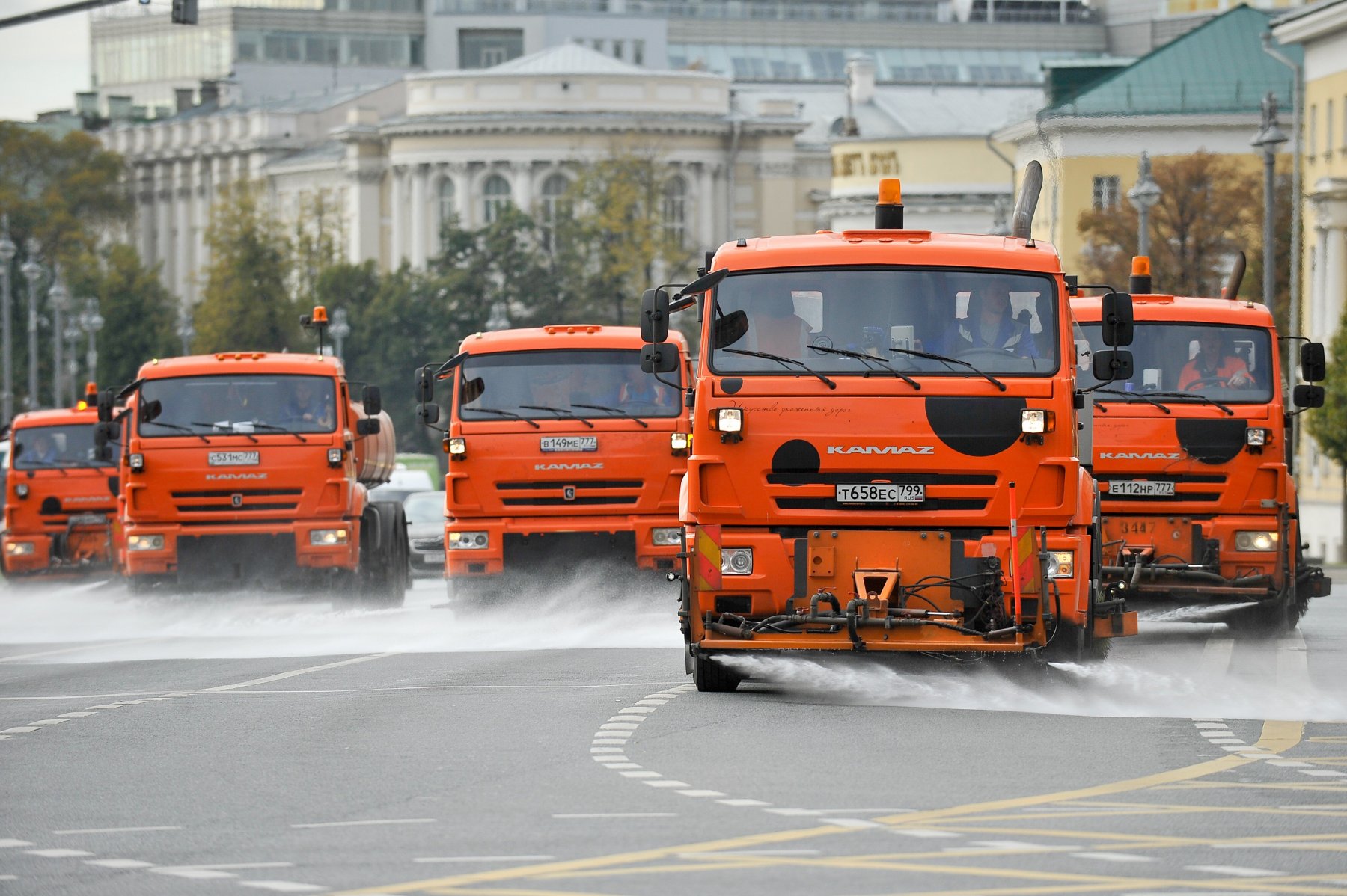 За апрель в Москве четыре раза промоют дороги