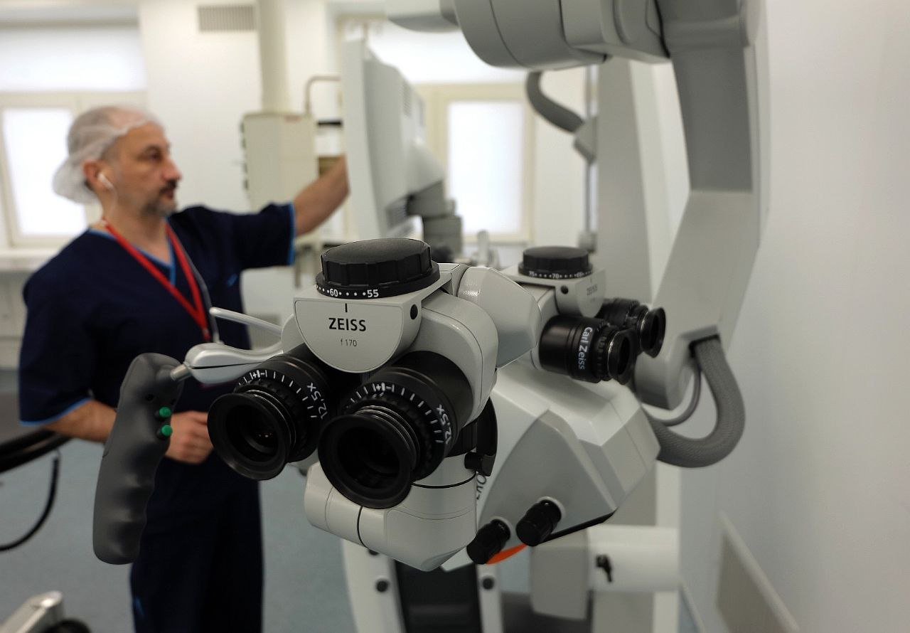 В Долгопрудненской больнице монтируют новый микроскоп для проведения нейрохирургических операций 