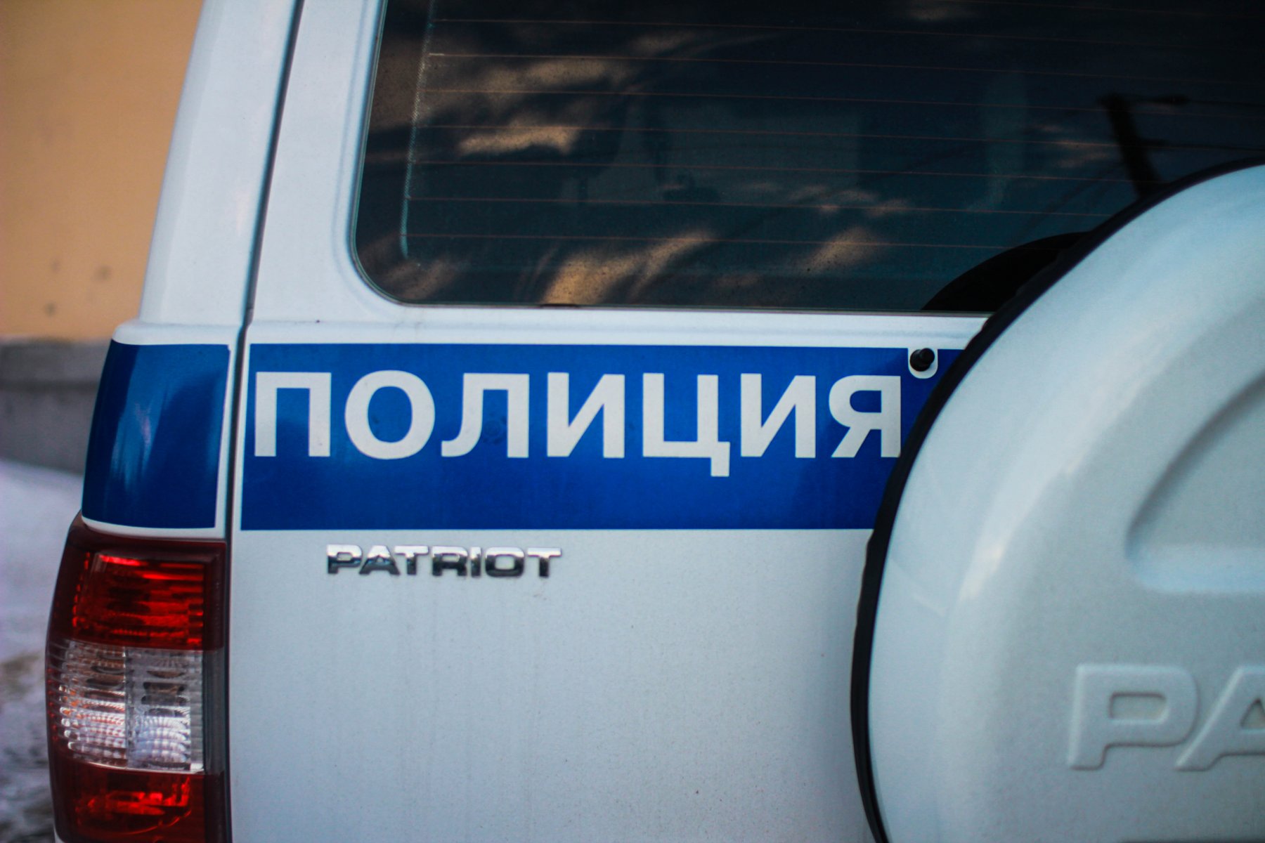 Пьяный полицейский протаранил припаркованный автомобиль около дома в Подмосковье