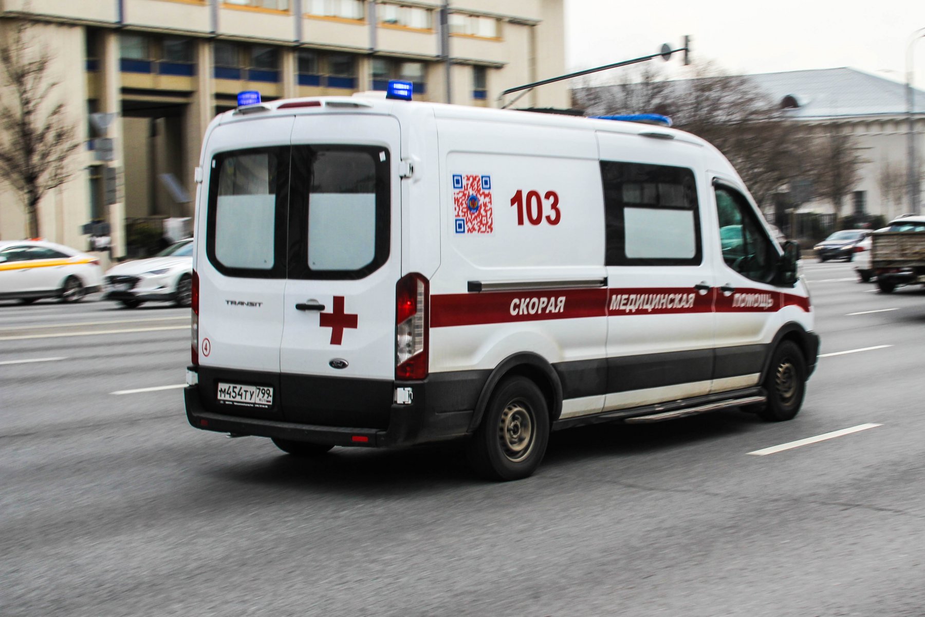 Два человека пострадали при столкновении автобуса и легковушки в Москве