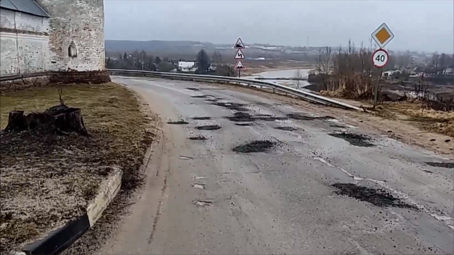В Можайске ямы засыпали асфальтовой крошкой вместо проведения полноценного ремонта