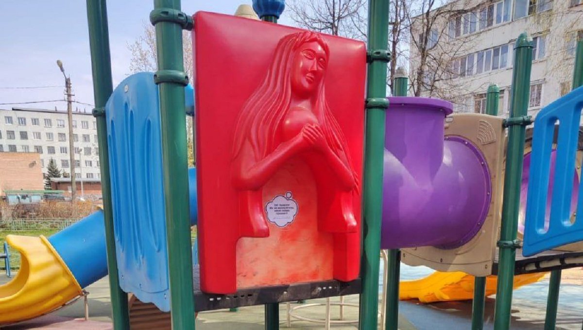 Стикеры со сроками ремонта вернулись на детские площадки в Пушкино
