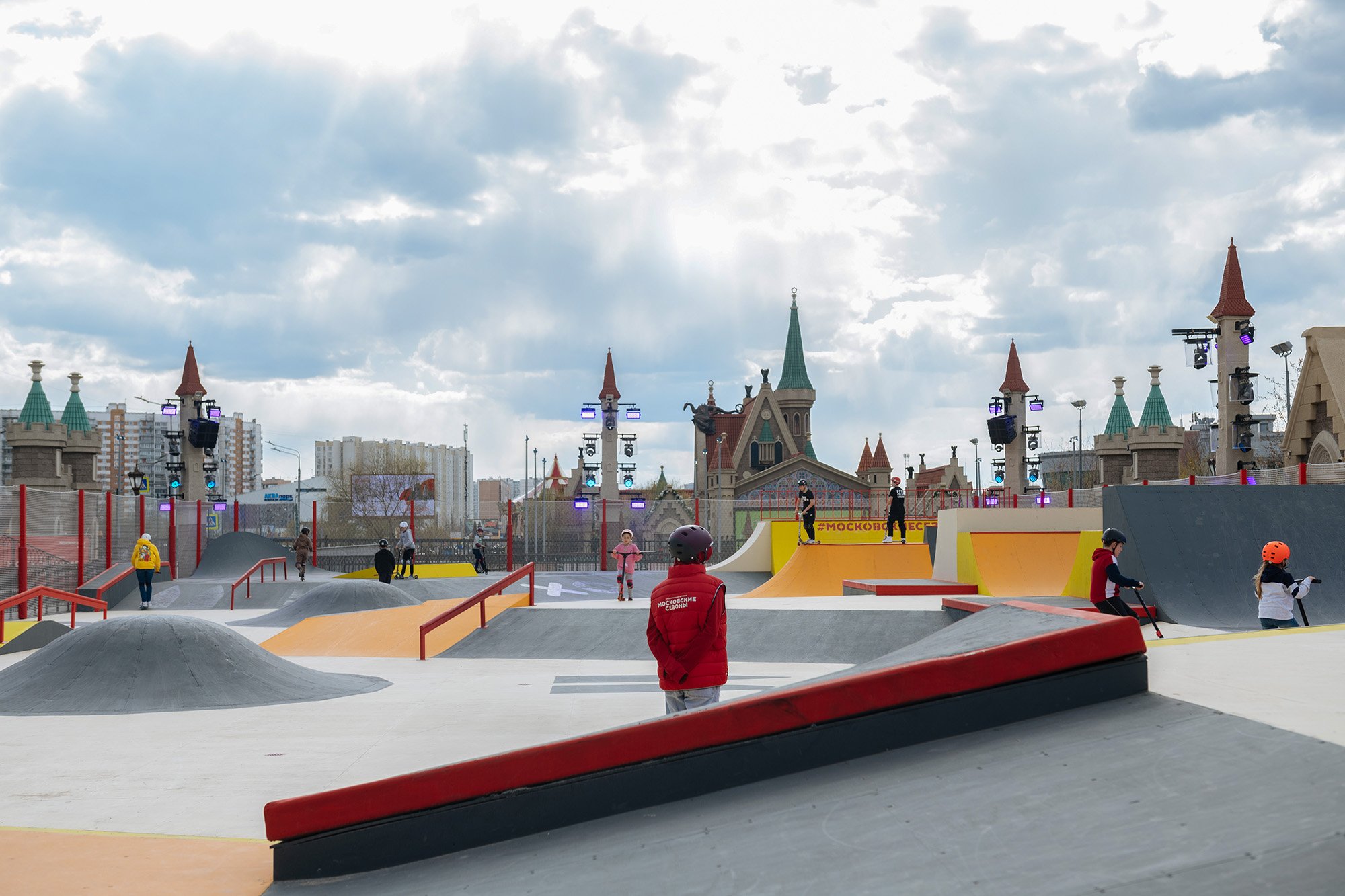 Площадки фестиваля «Московские сезоны» приглашают в скейт-парки и на роллердром 