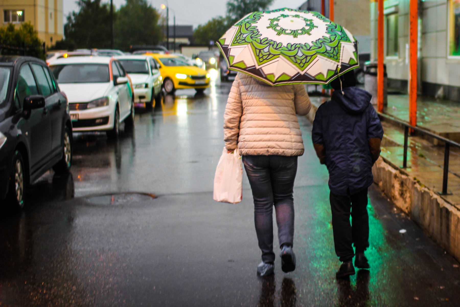 Лето было сухое дожди почти не выпадали. Дождь в Москве. Ливень в Москве. Дожди в Москве в выходные. Ливень вечером.