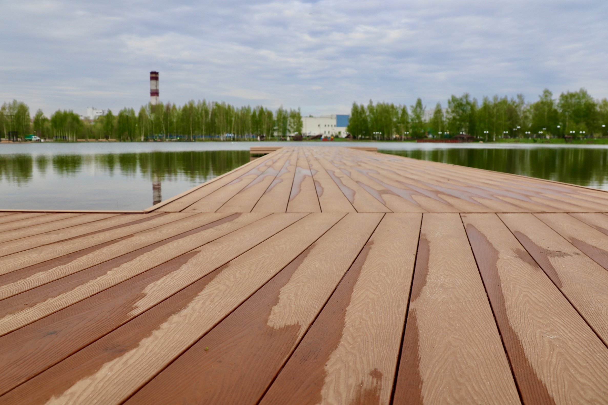 На берегу Стахановского озера в Электрогорске появилась современная зона отдыха с пирсами