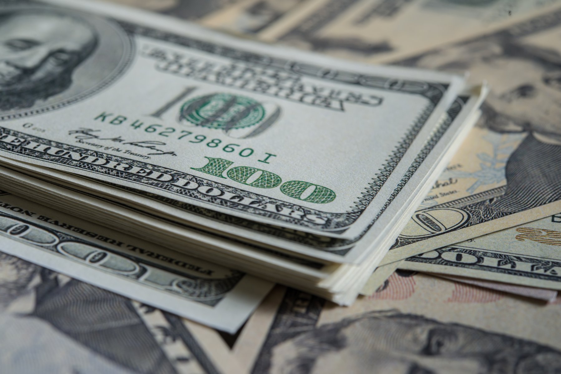 Экономист рассказал о коррекции курса доллара после падения на фоне сообщений о дефолте