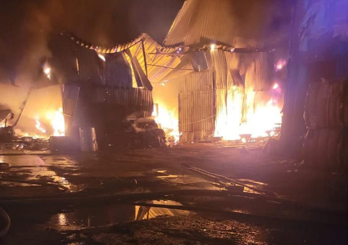 Три человека погибли при пожаре в пункте приема металлолома в Одинцово