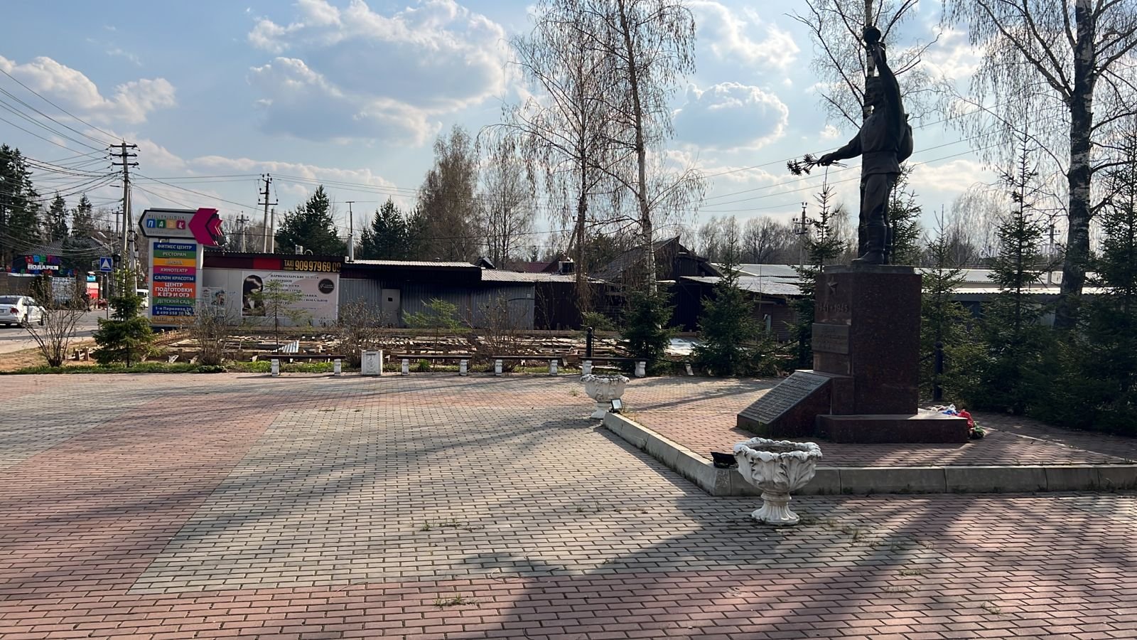 Рядом с мемориалом в деревне Новоглаголево обнаружились самовольные постройки