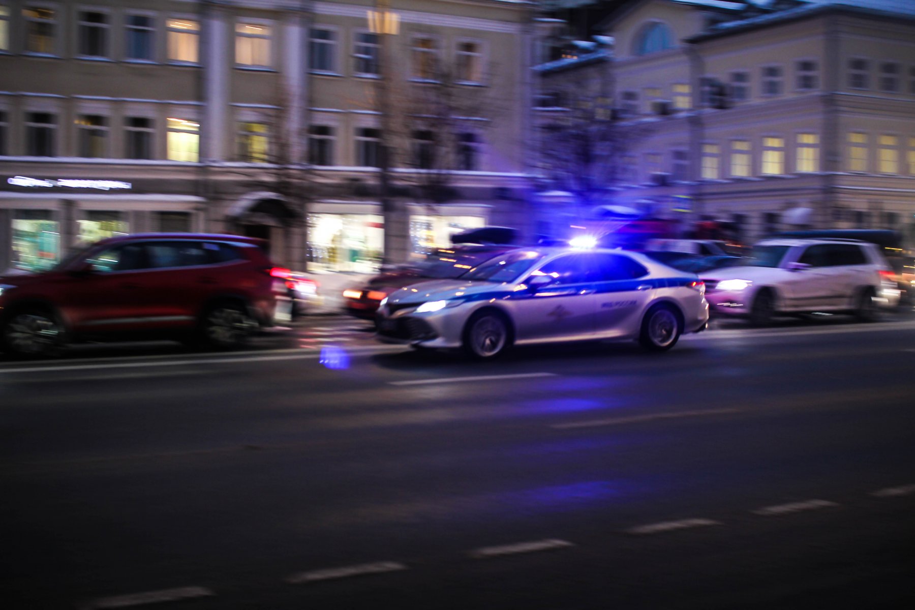 В центре Москвы полицейский автомобиль вылетел на тротуар из-за столкновения с такси